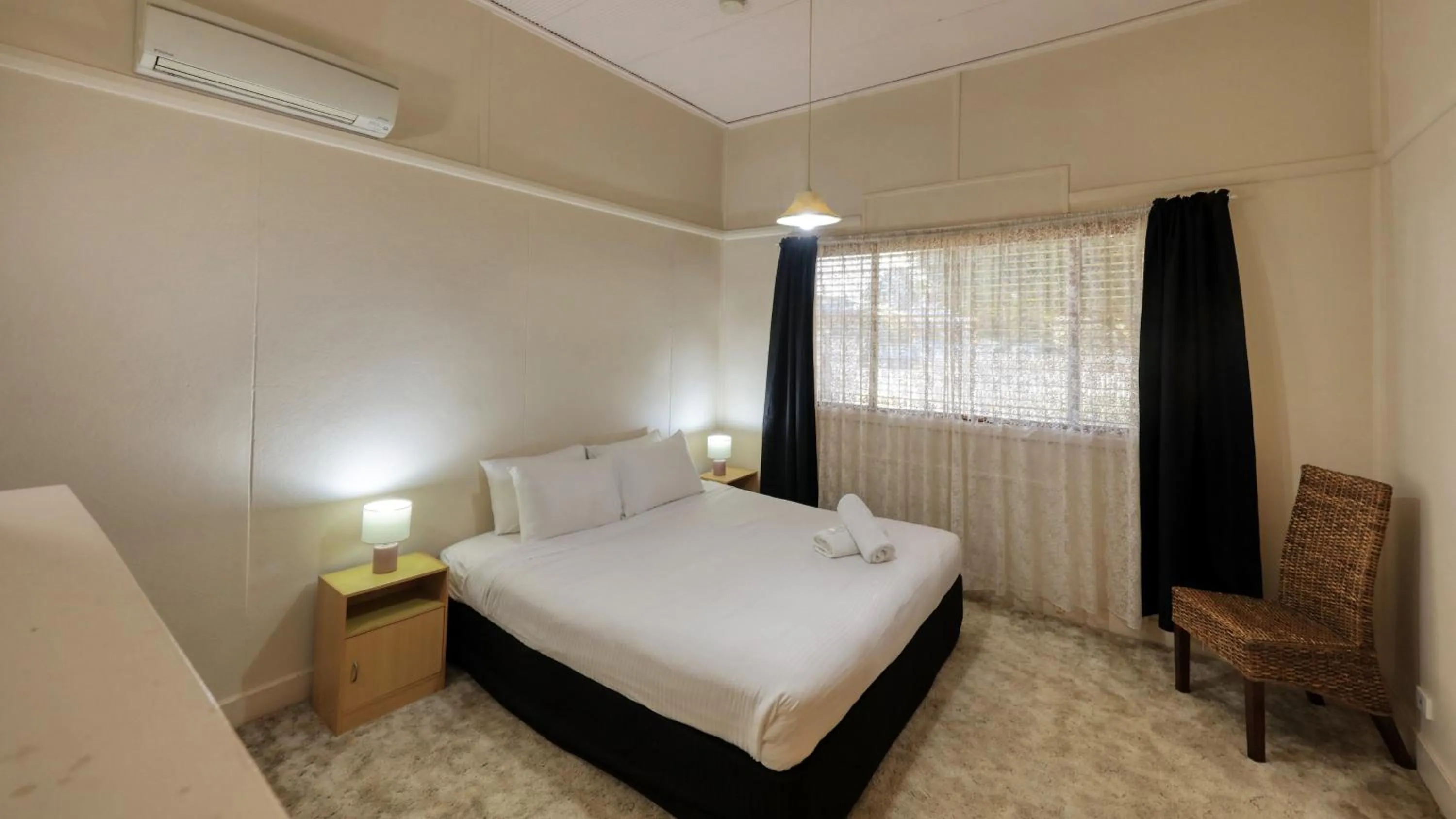 Bed in Charles Rasp Motor Inn & Cottages