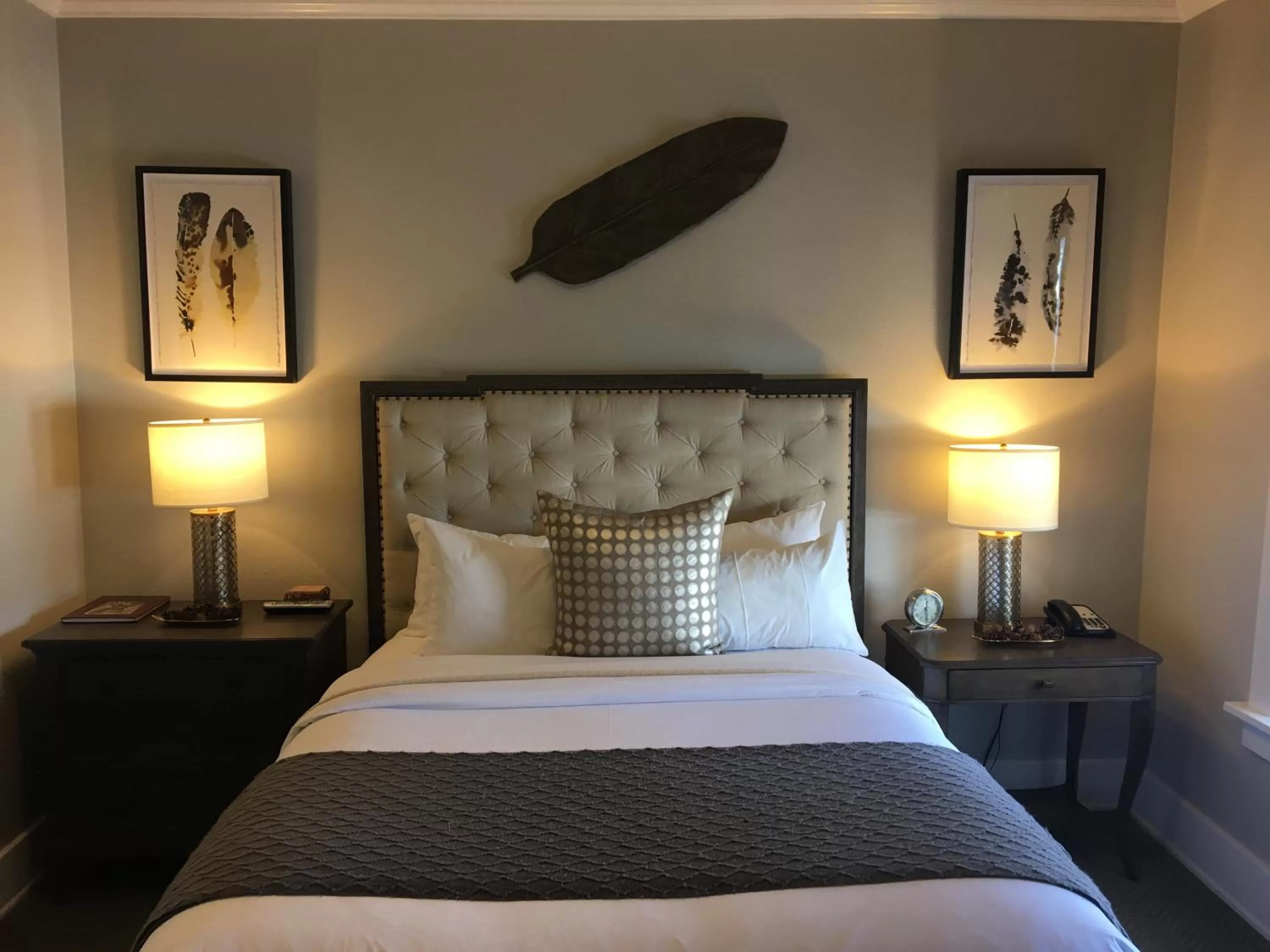 Bed in Huff House Inn and Cabins