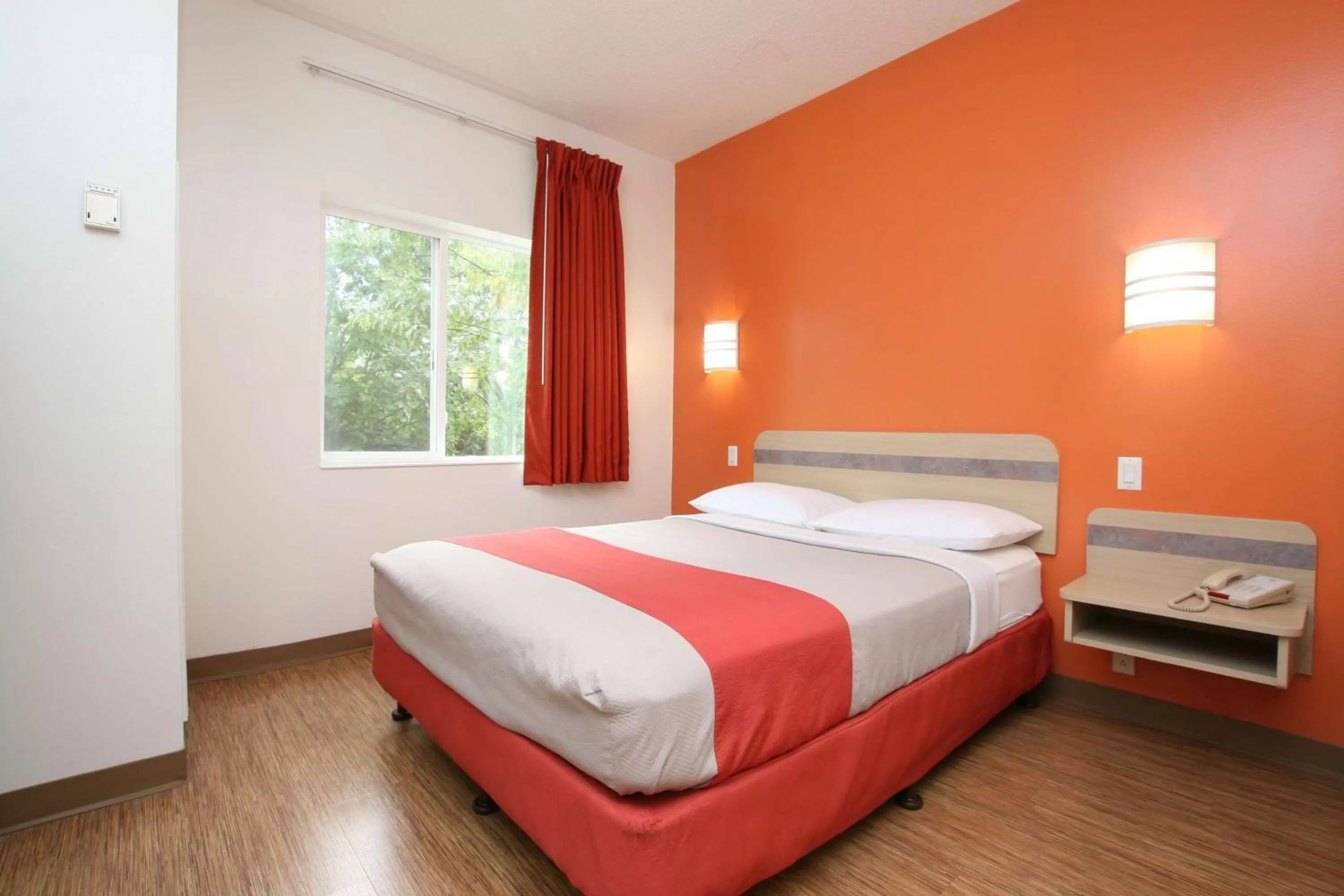 Bedroom, Bed in Motel 6-Colchester, VT - Burlington