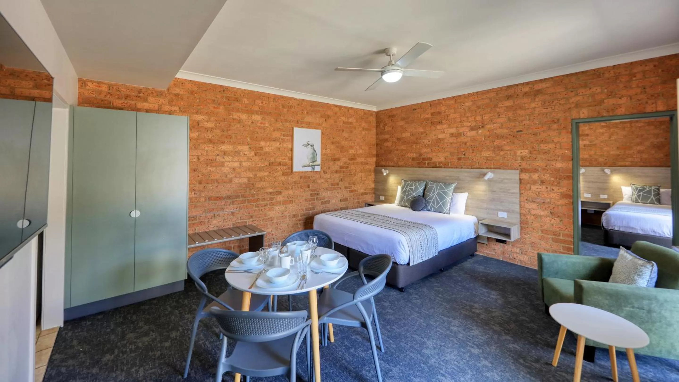 Photo of the whole room, Bed in Hamilton Henry Parkes Motor Inn