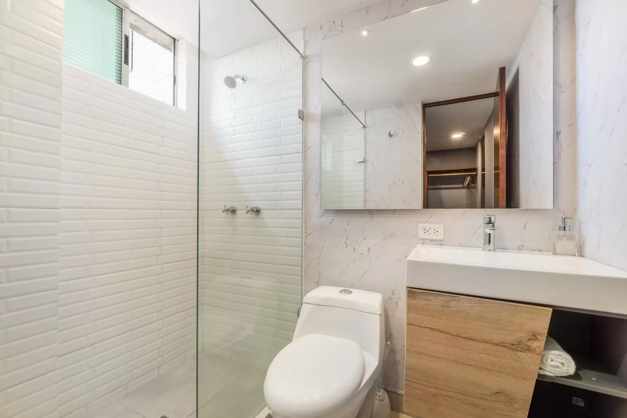 Shower in Apartamentos Poblado Alejandría by HOUSY HOST