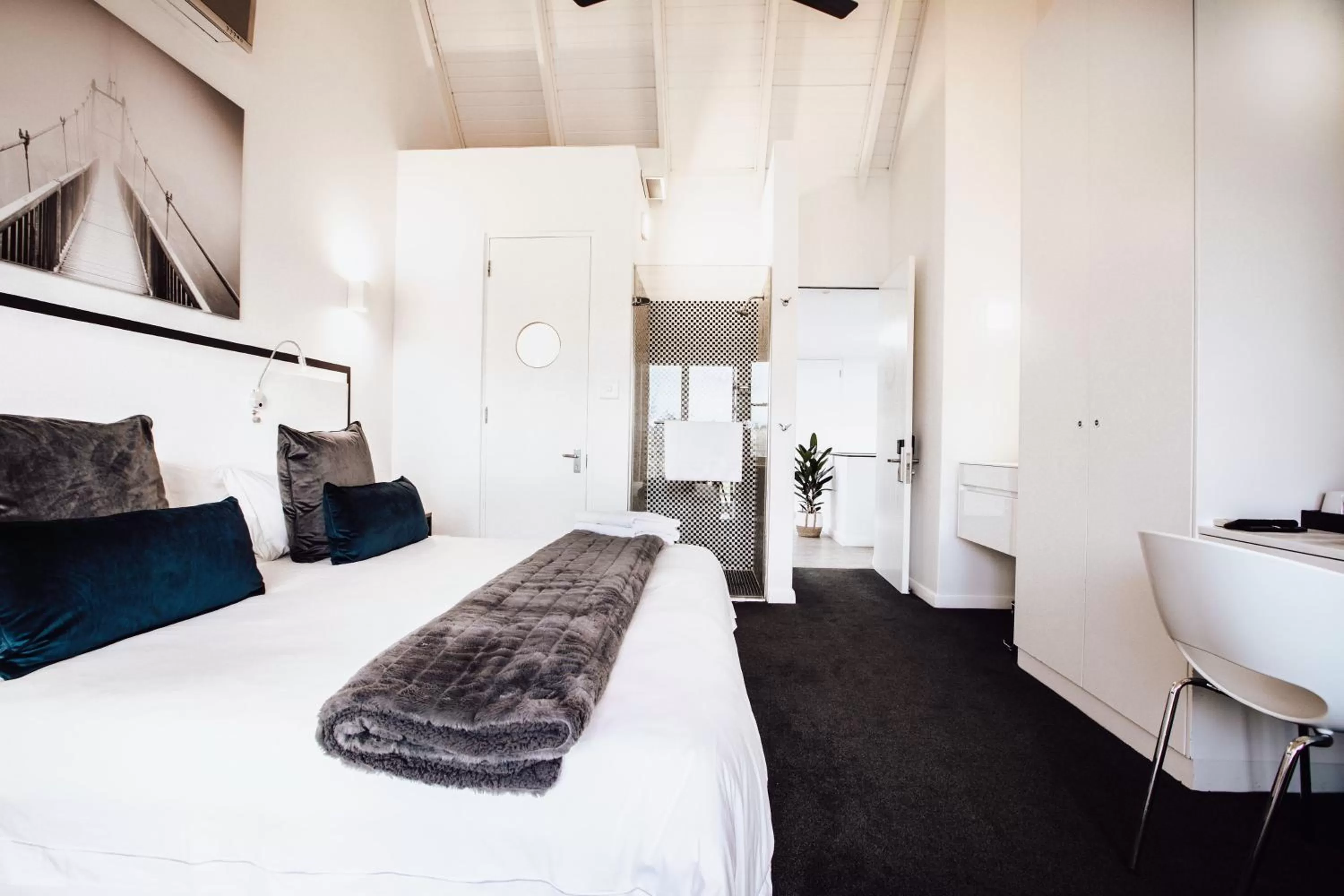 Shower, Bed in Boschenmeer House