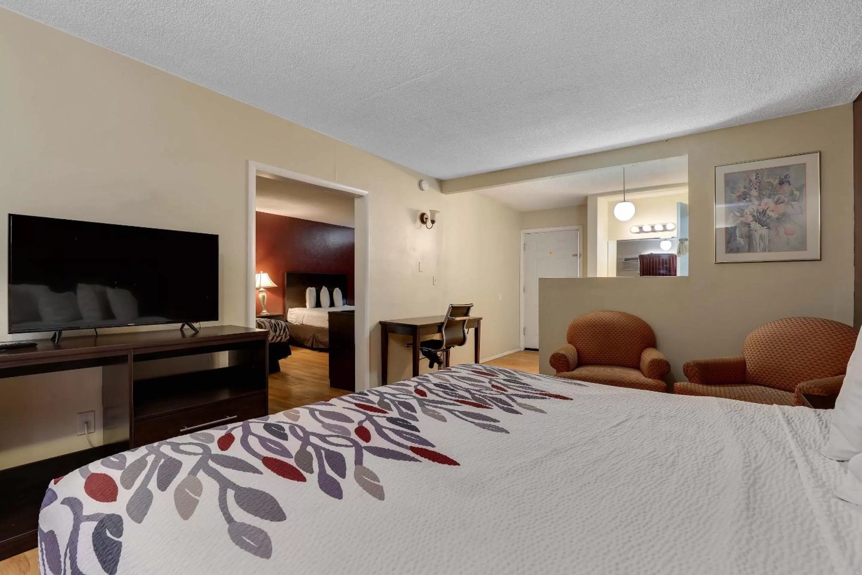 Photo of the whole room, Bed in Red Roof Inn Needles