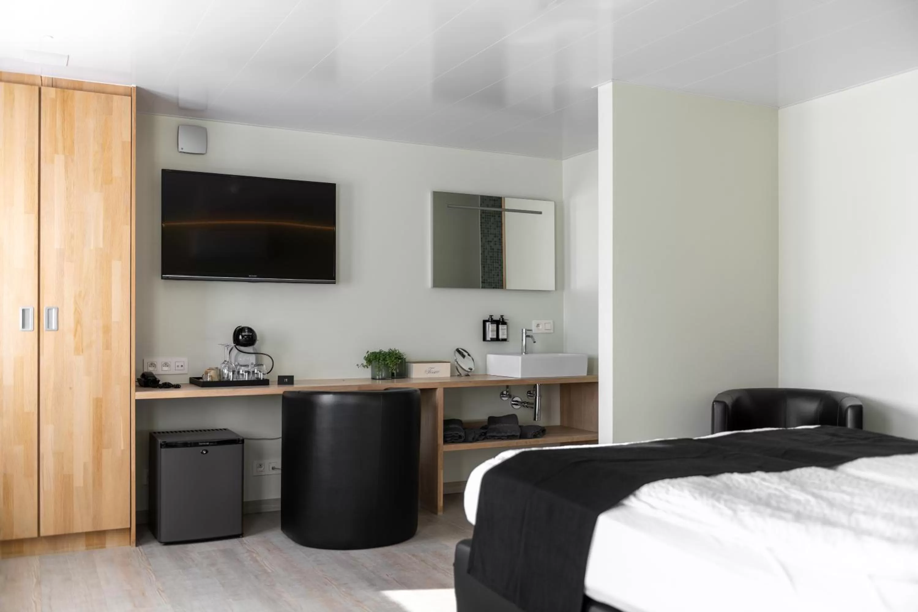 Bed, Kitchen/Kitchenette in B&B Herenhuis