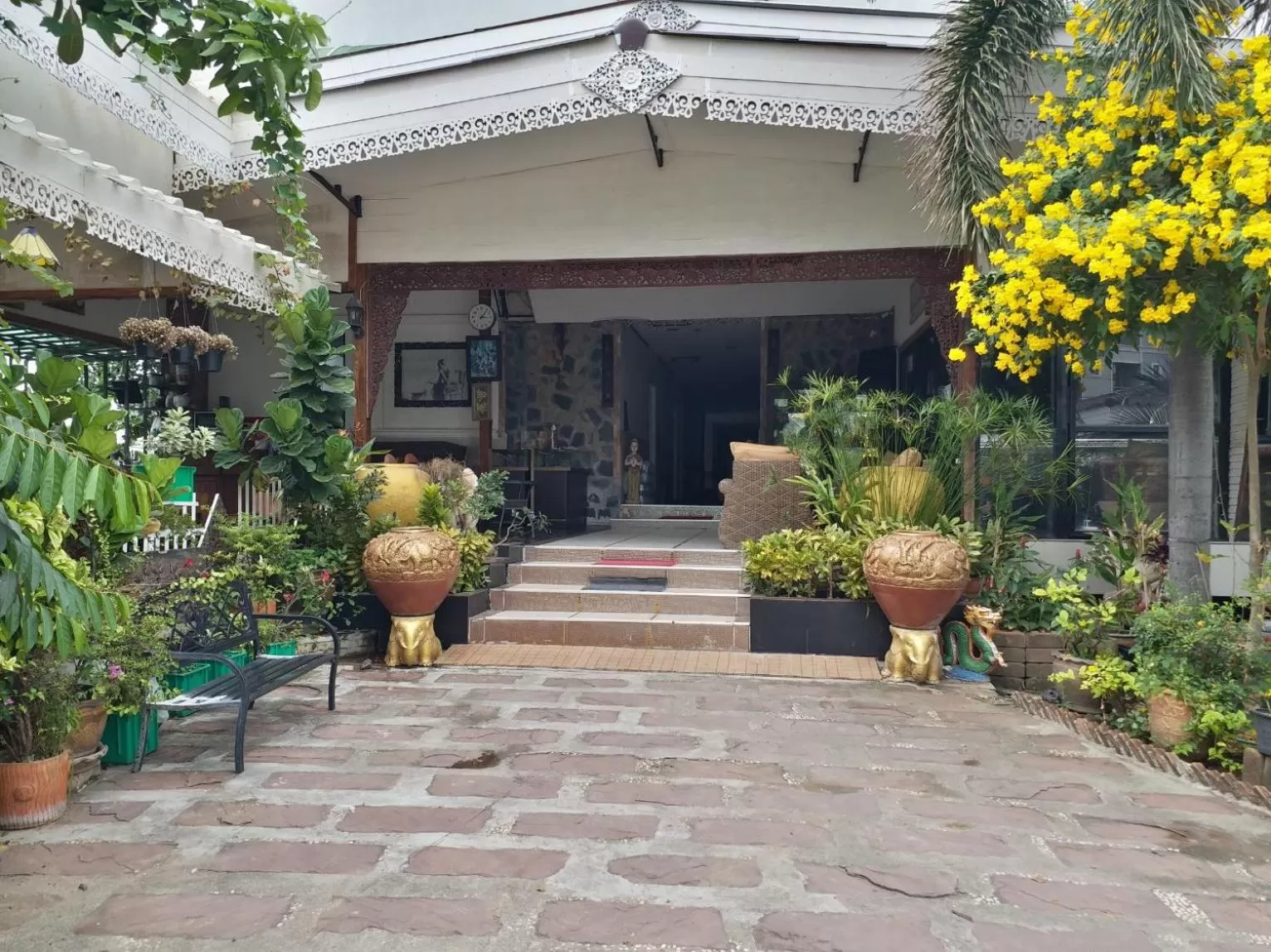 Facade/entrance in Platinum Place