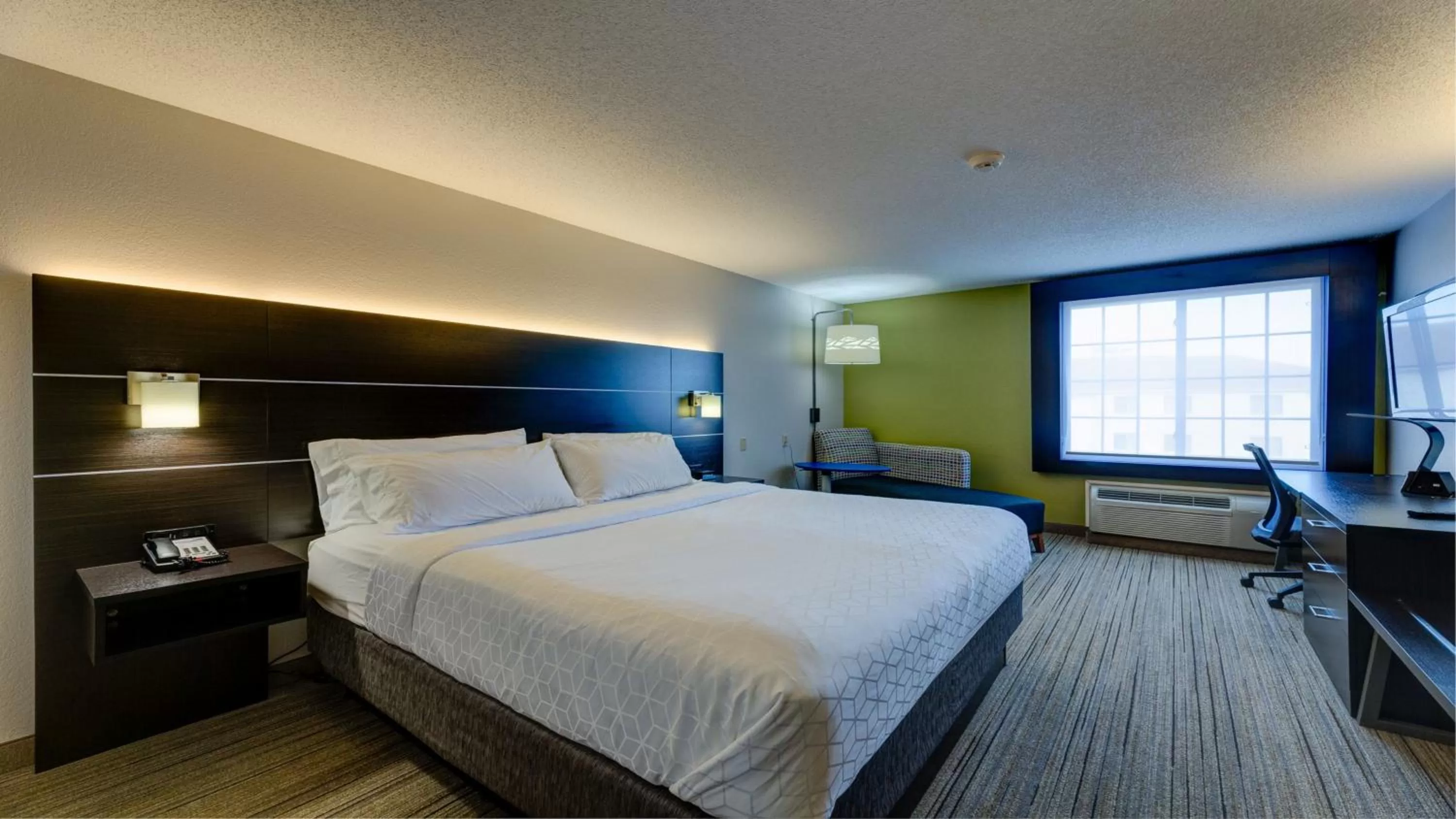 Bed in Holiday Inn Express & Suites Ashtabula-Geneva by IHG