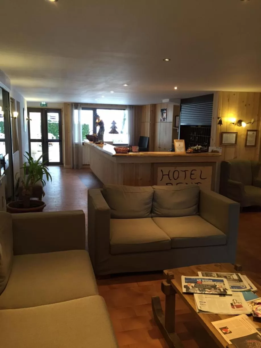 Communal lounge/ TV room in Hôtel Rent