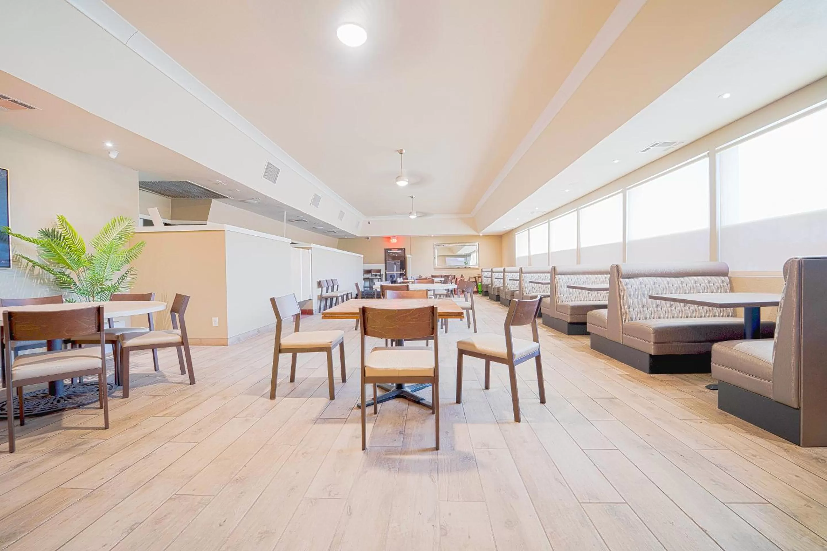 Restaurant/places to eat in Royal Plaza Inn