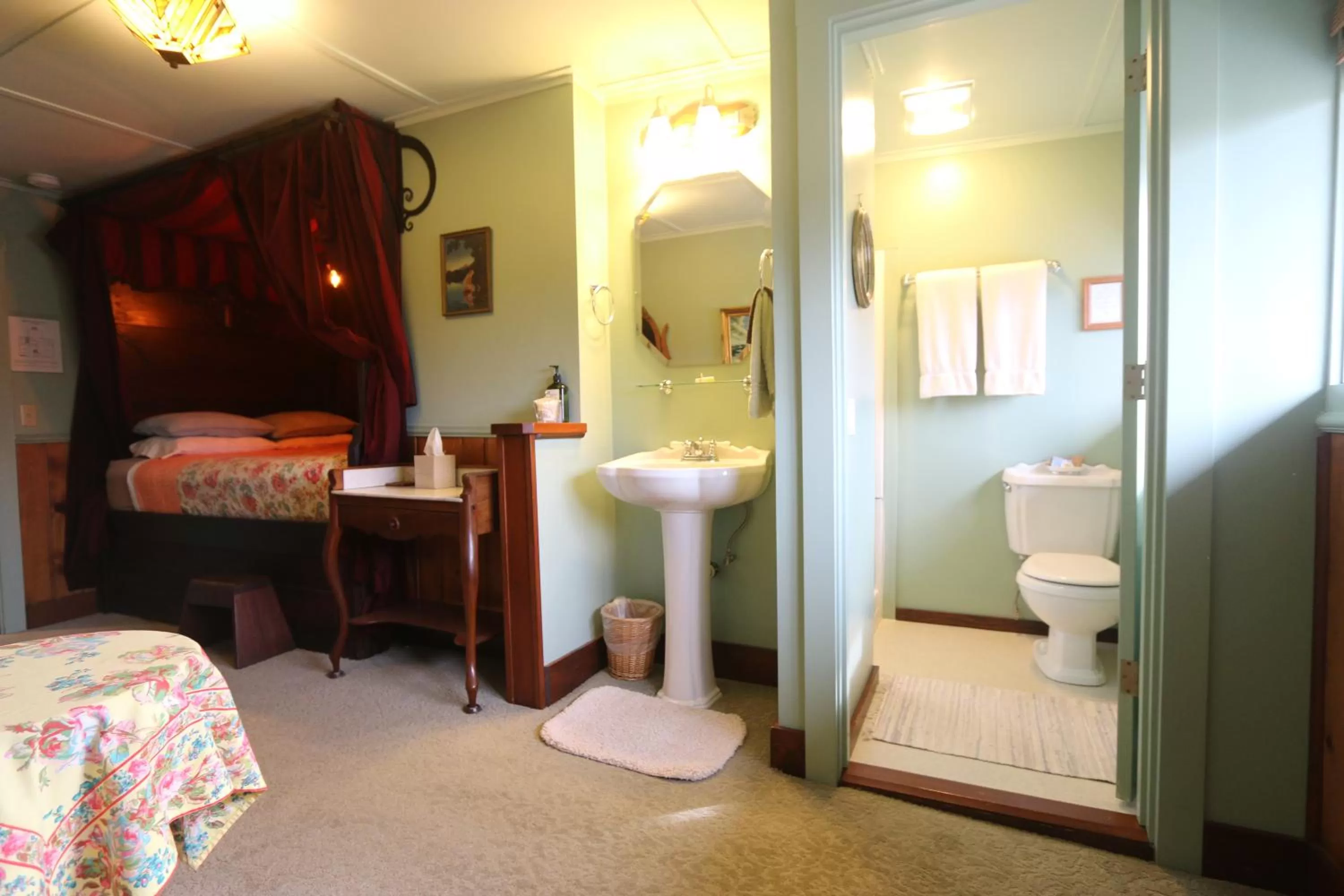 Bathroom in Kangaroo House Bed & Breakfast