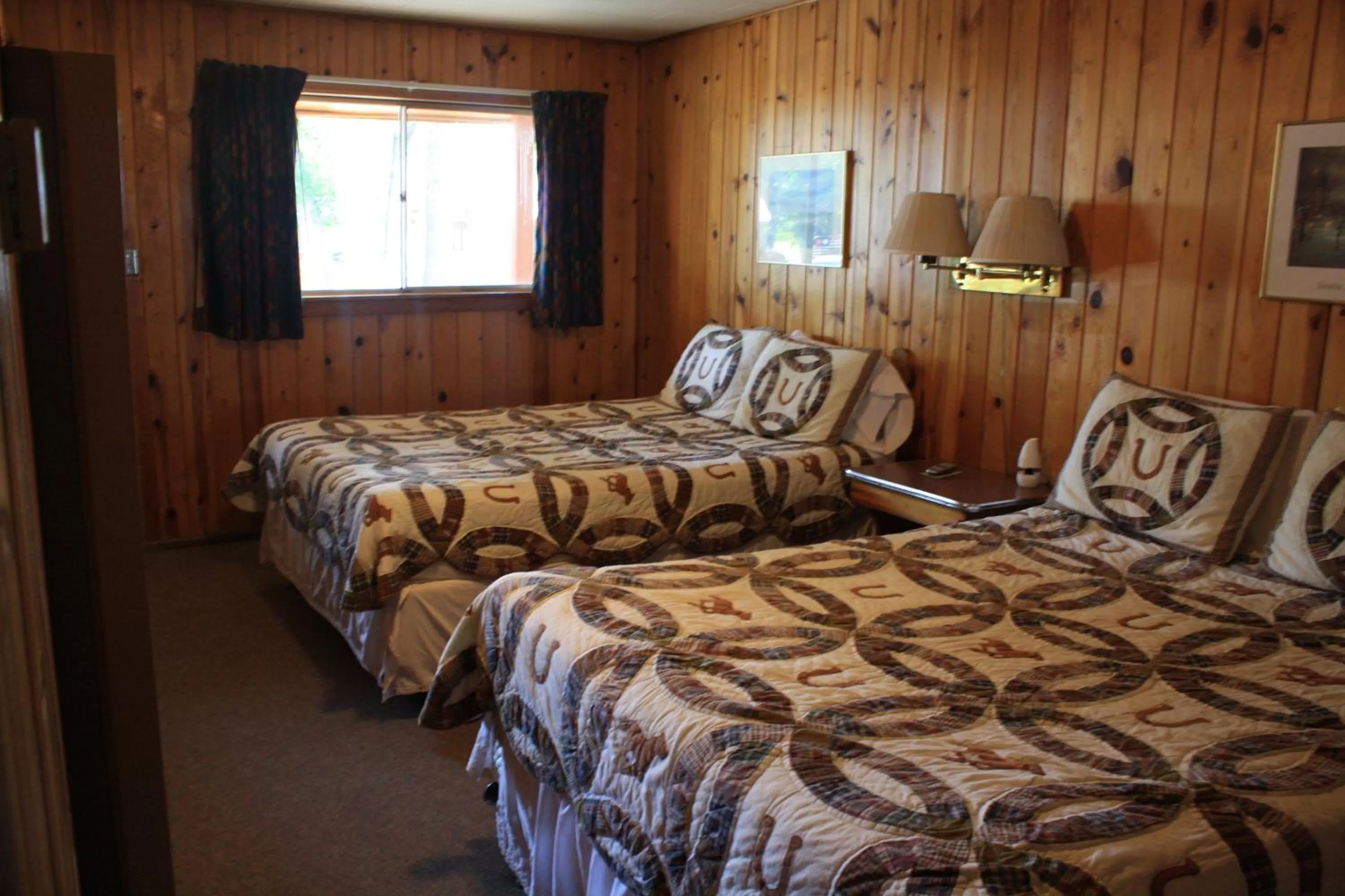 Photo of the whole room in Elkhorn Lodge