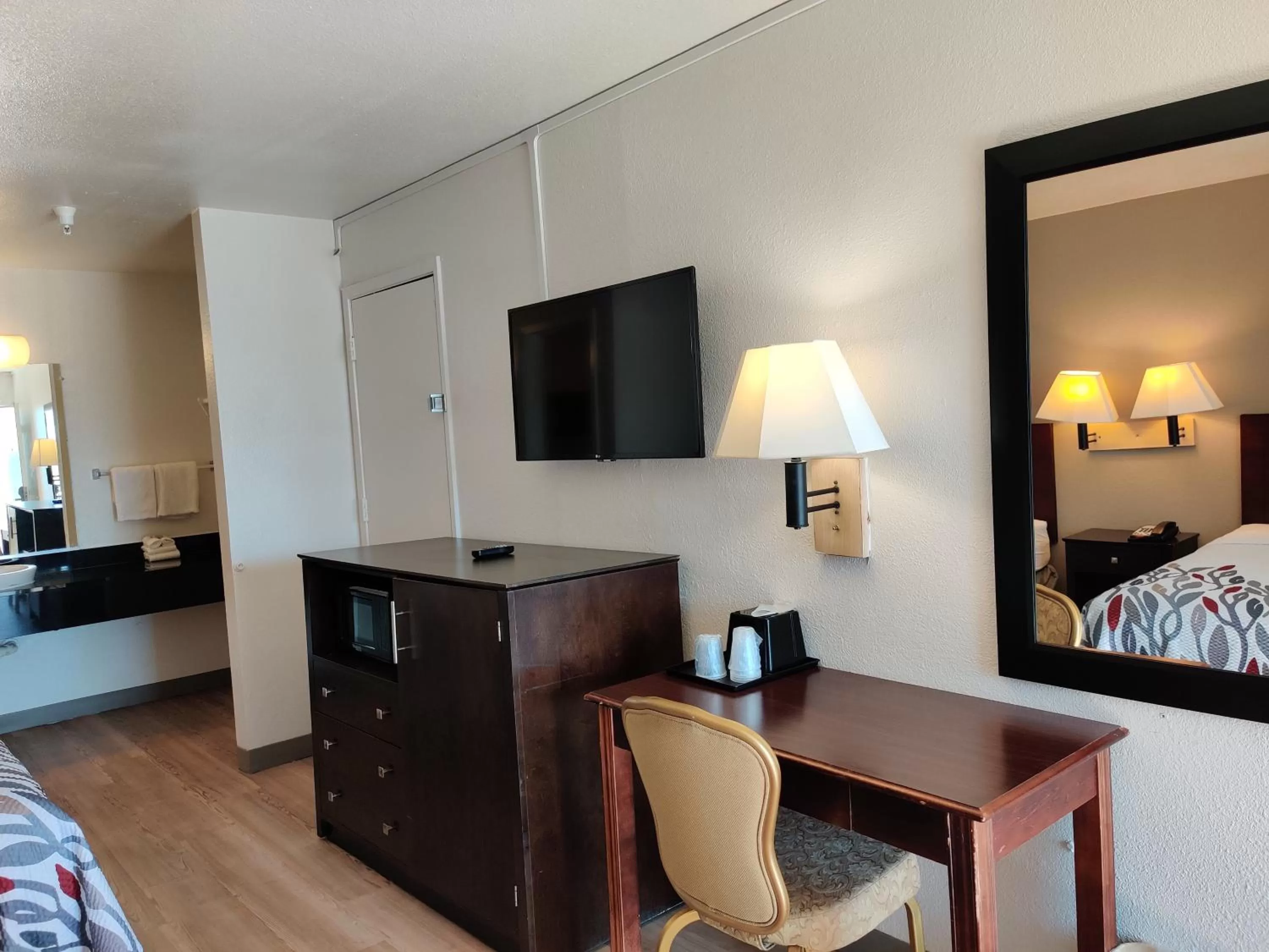 TV and multimedia, Bed in Red Roof Inn Houston - Jersey Village