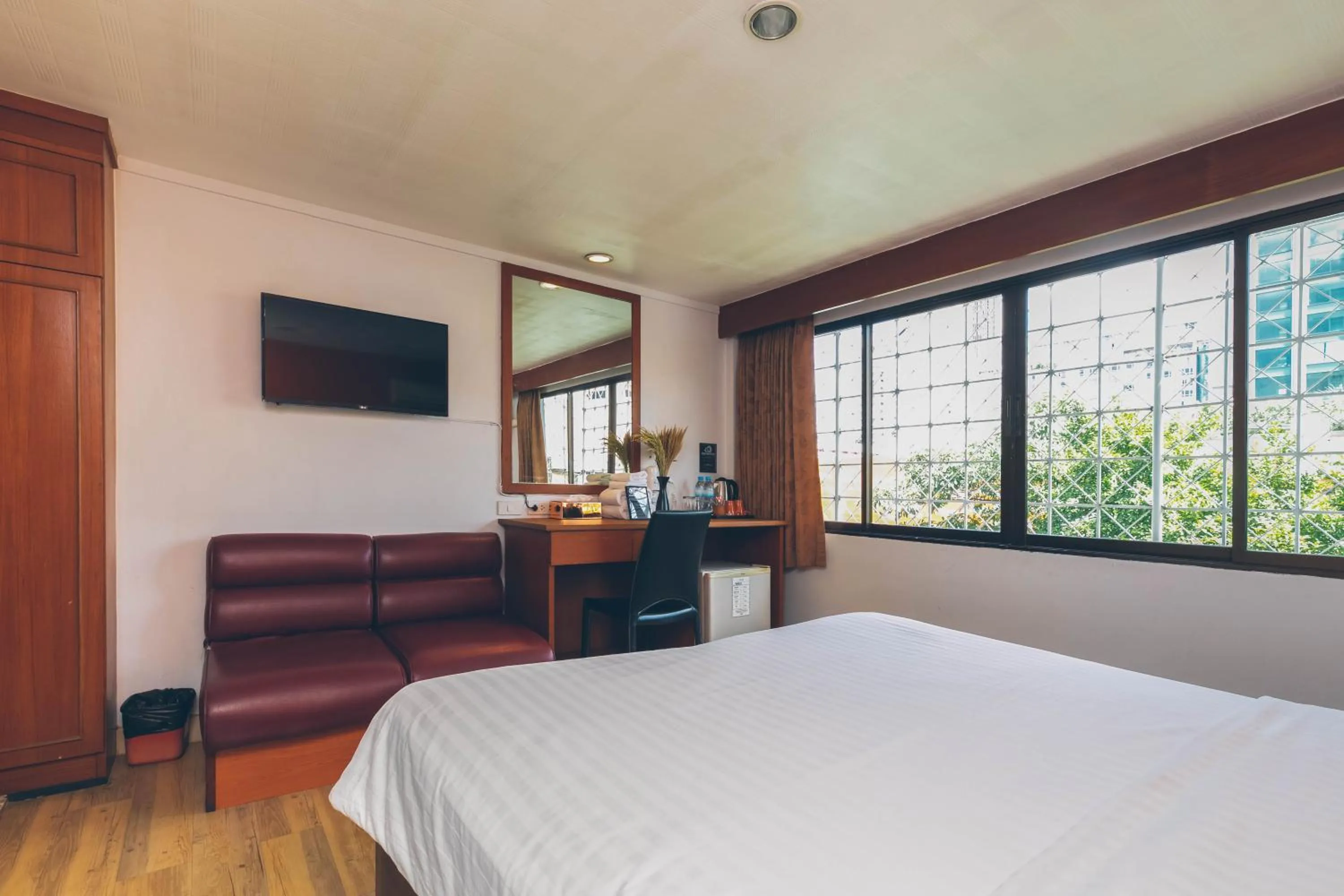 Photo of the whole room, Bed in Atlas Bangkok Hotel