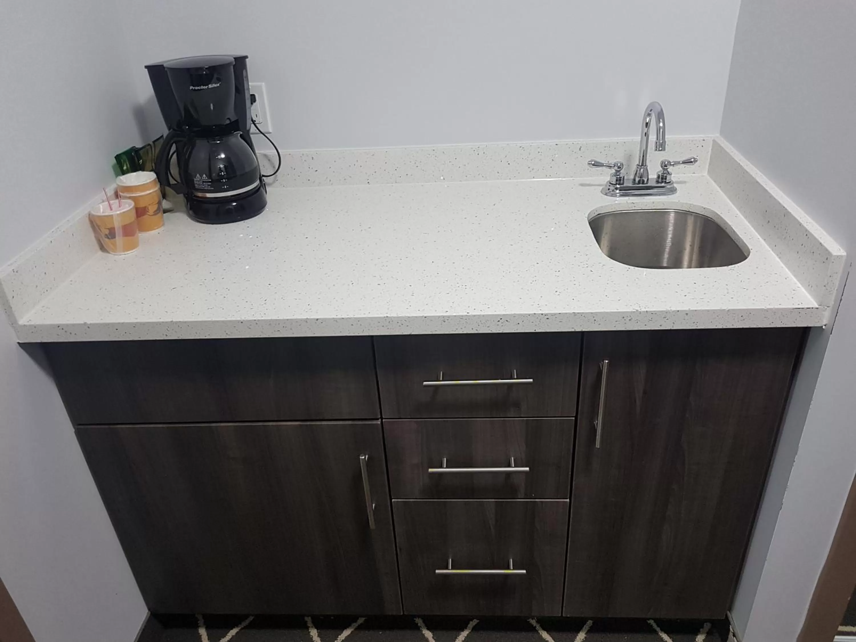 Coffee/tea facilities in King Hotel