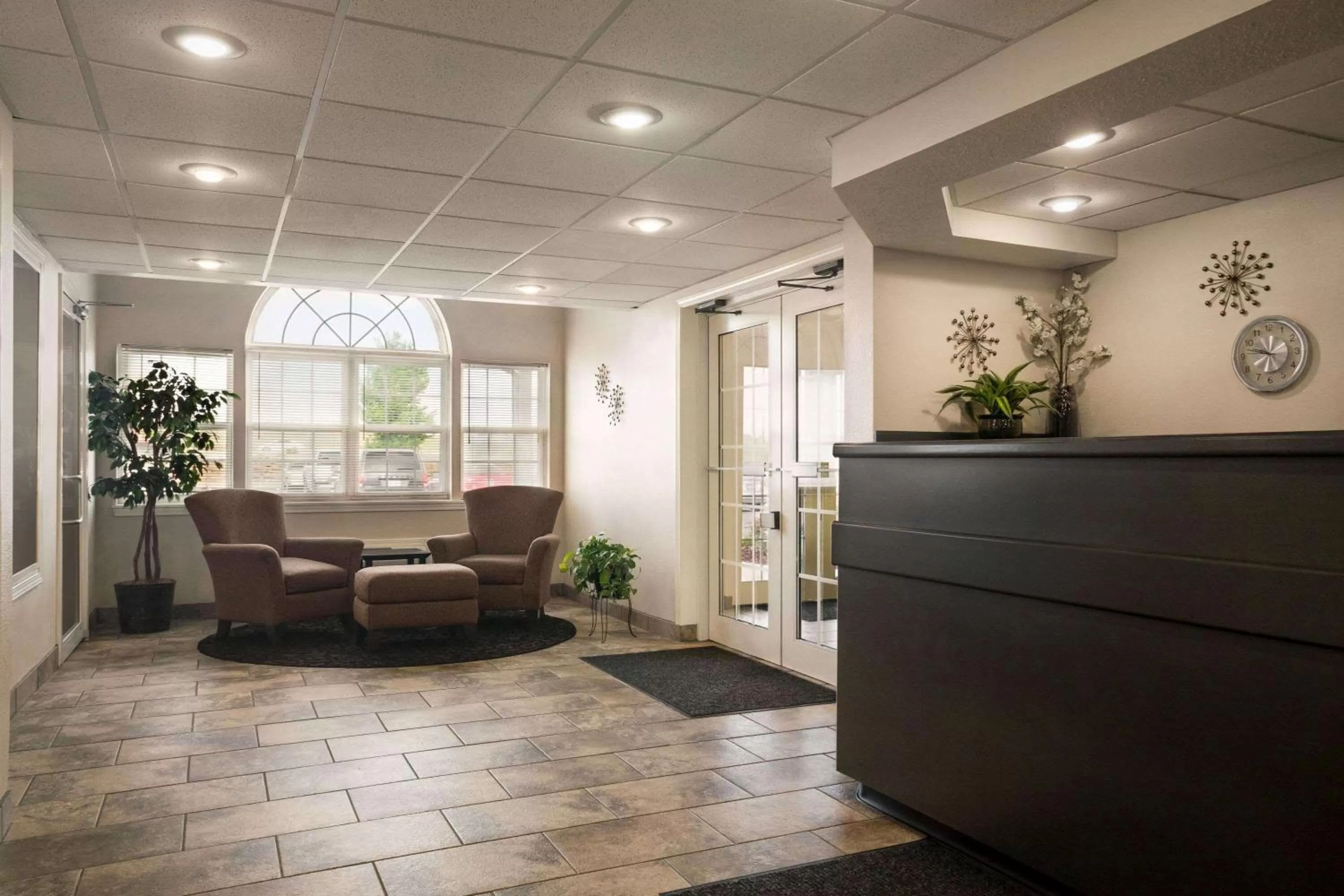 Lobby or reception in Travelodge by Wyndham Fort Scott