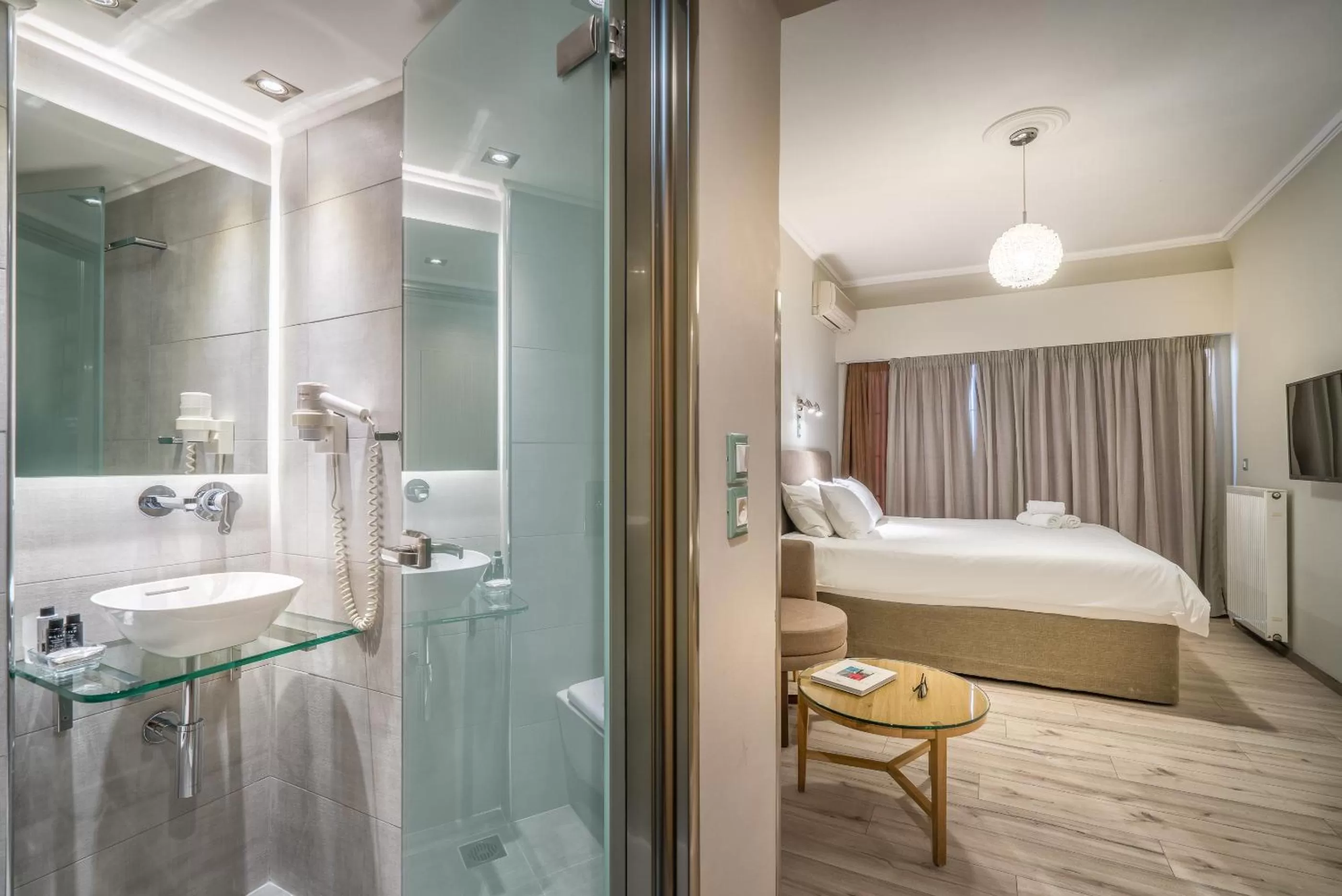 Photo of the whole room, Bed in Phoenix Hotel