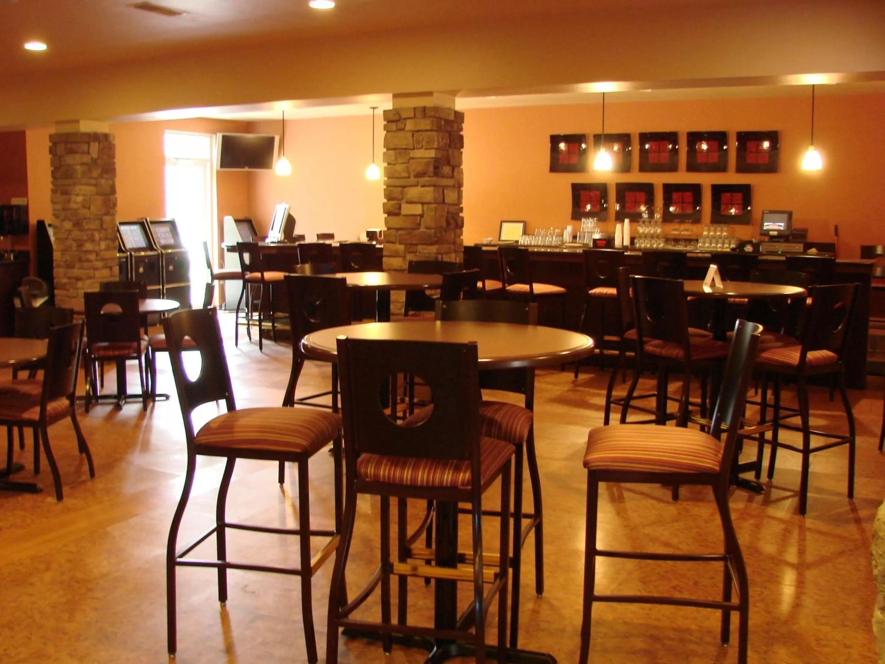 Lounge or bar in Crandon Inn & Suites