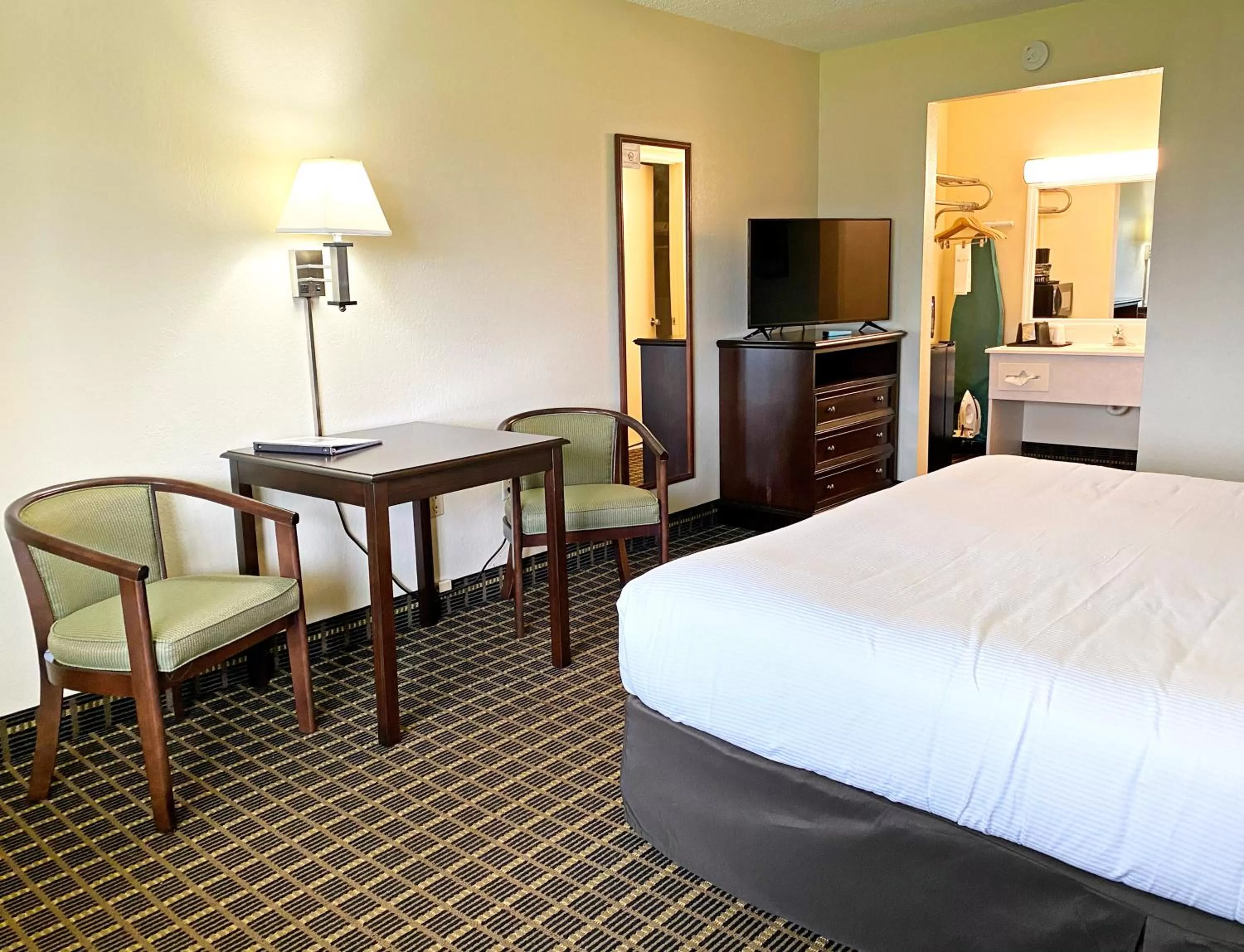 TV and multimedia, Bed in Roadstar Hotel Zephyrhills