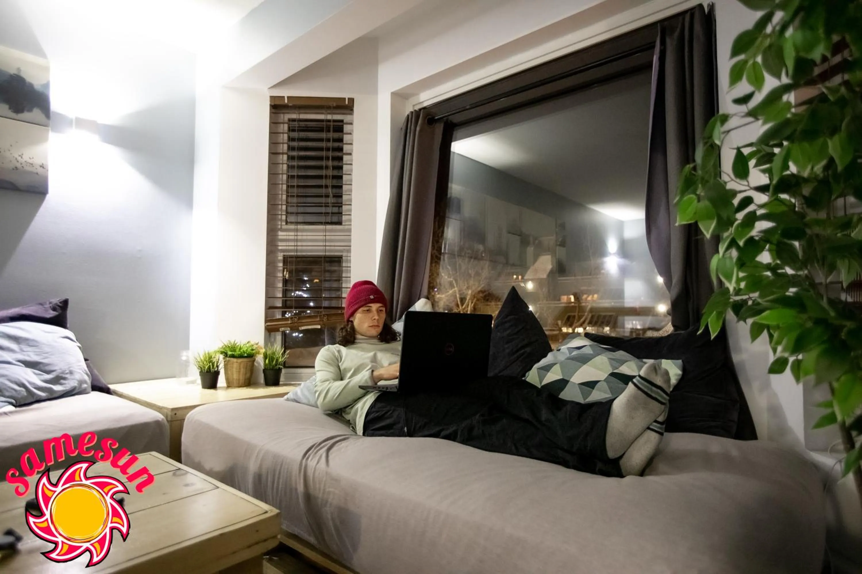 Communal lounge/ TV room in Samesun Banff Hostel