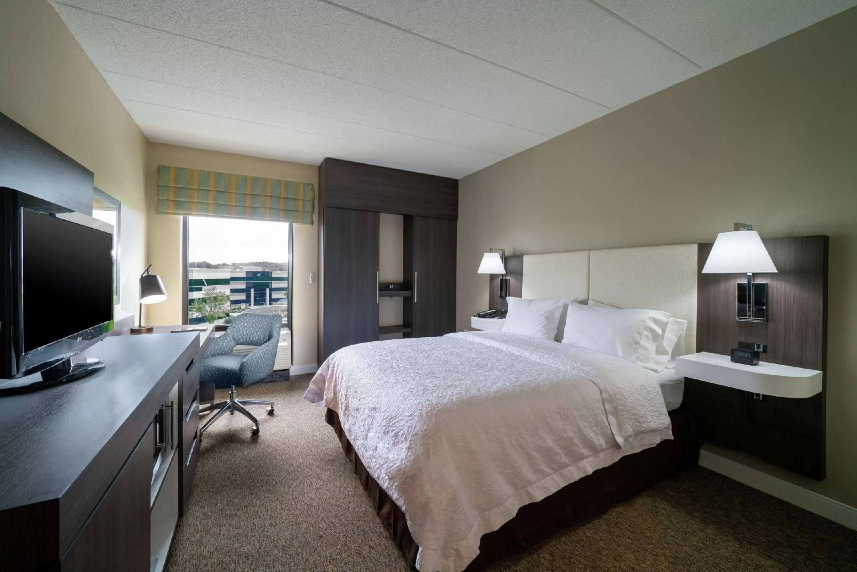 Bedroom, Bed in Hampton Inn & Suites Valley Forge/Oaks