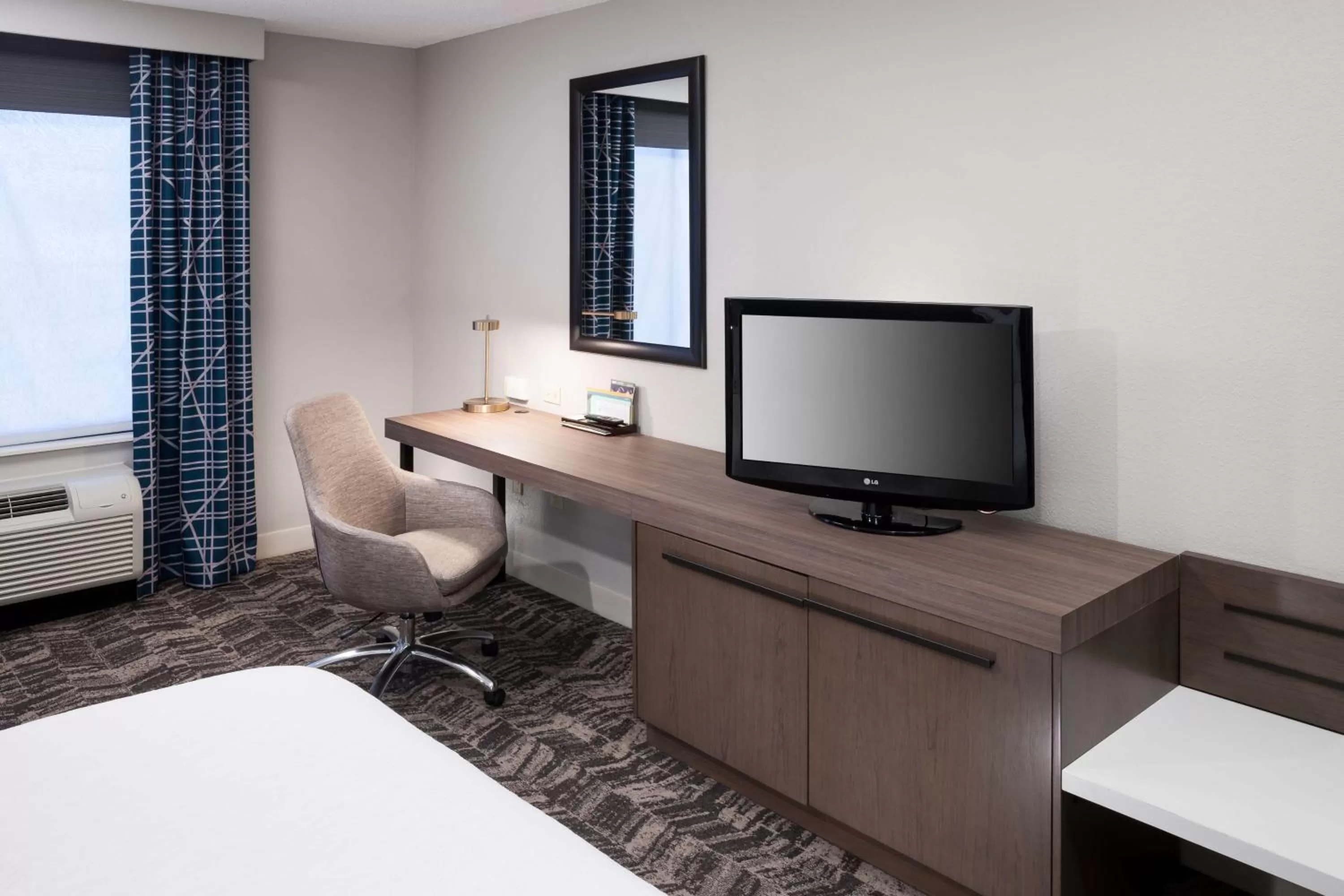 Bedroom, Bed in Hilton Garden Inn Savannah Airport