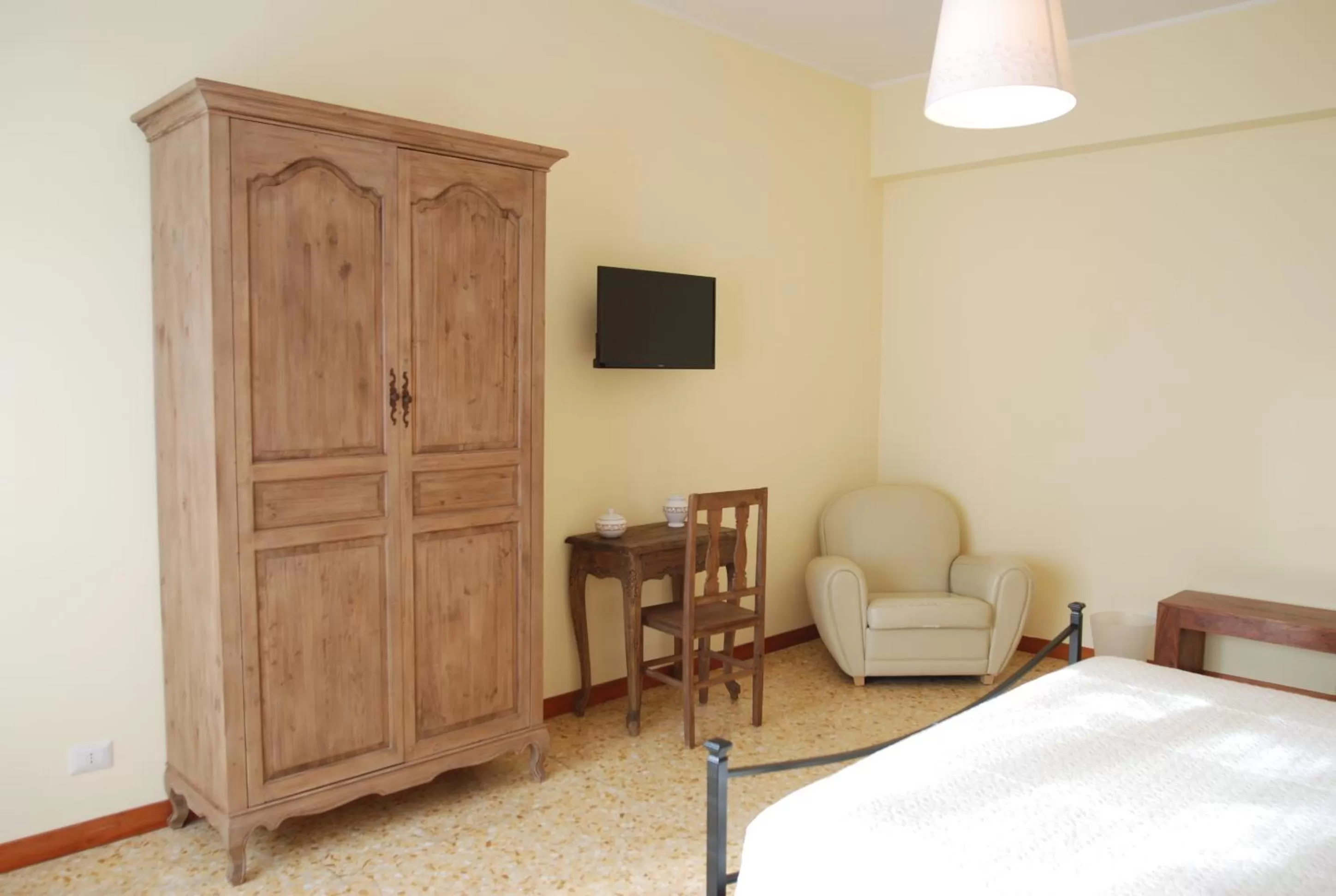 Decorative detail, TV/Entertainment Center in La Cannella