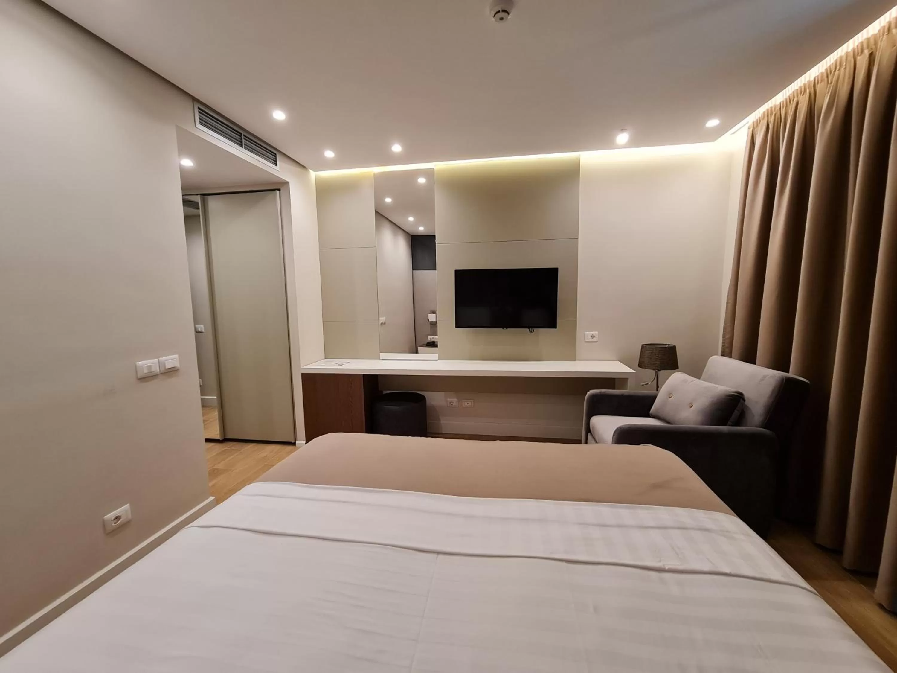 TV and multimedia, Bed in Hotel Aross