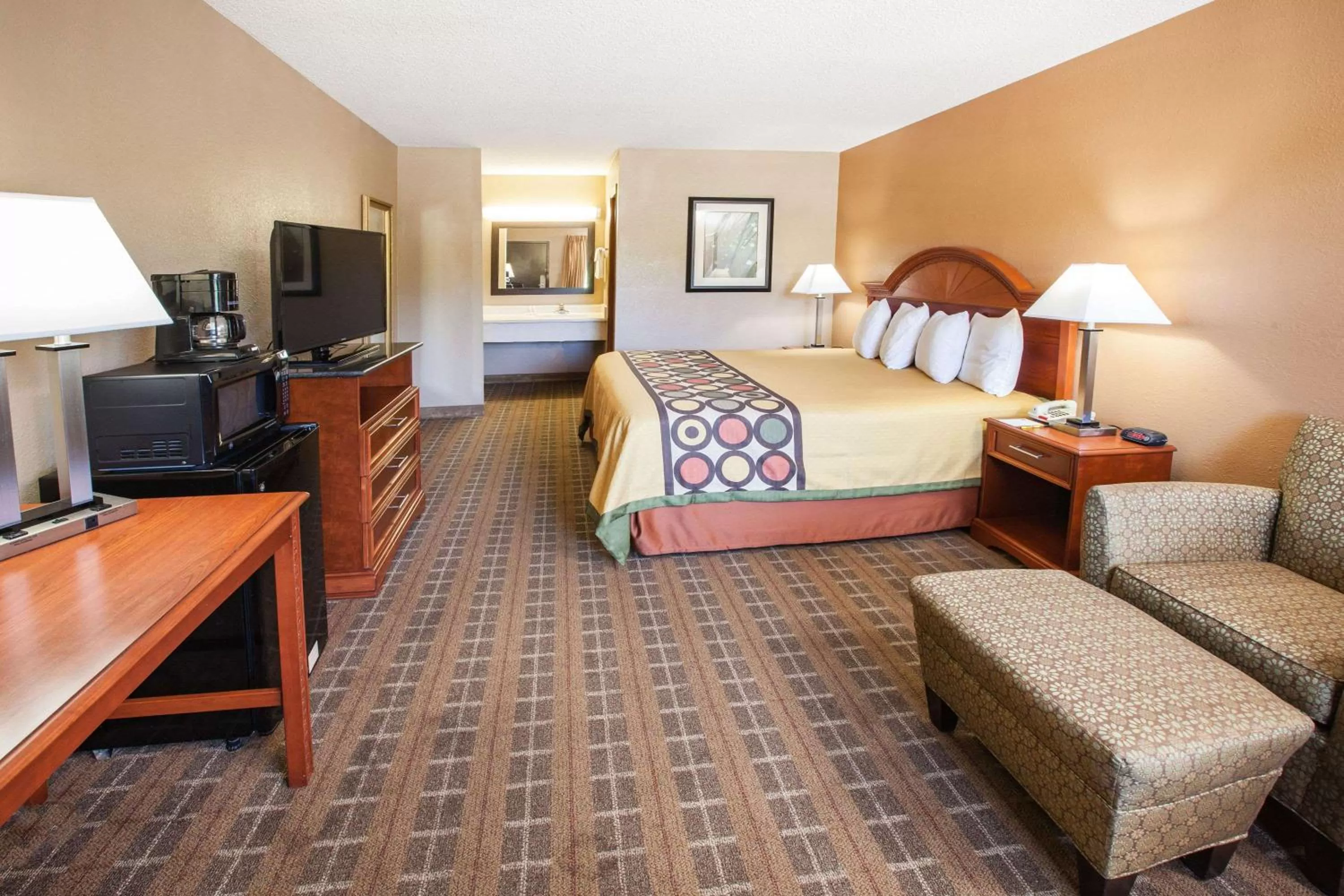 Photo of the whole room, Bed in Super 8 by Wyndham Clinton