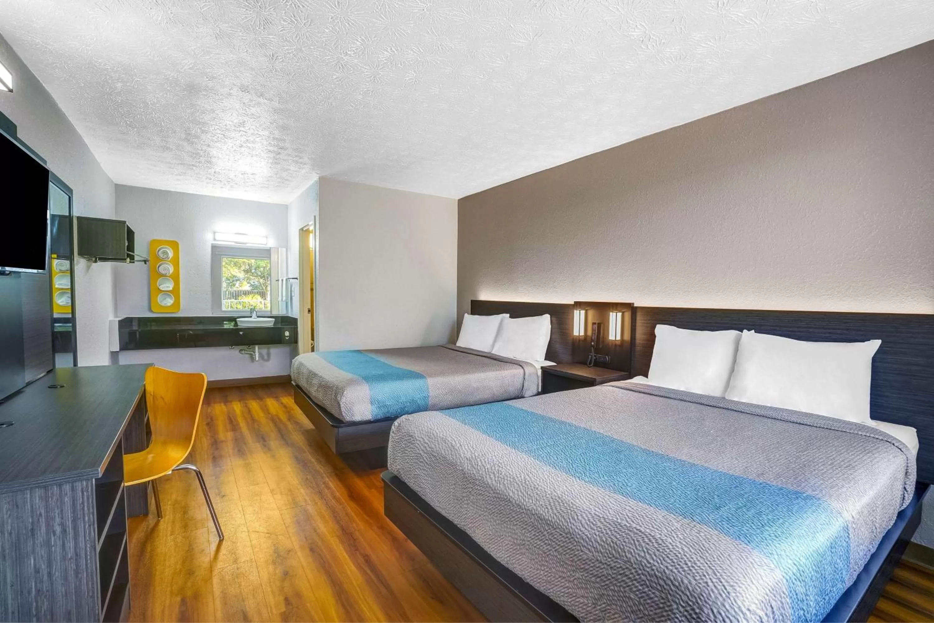 Photo of the whole room, Bed in Motel 6-Lexington, KY - East I-75