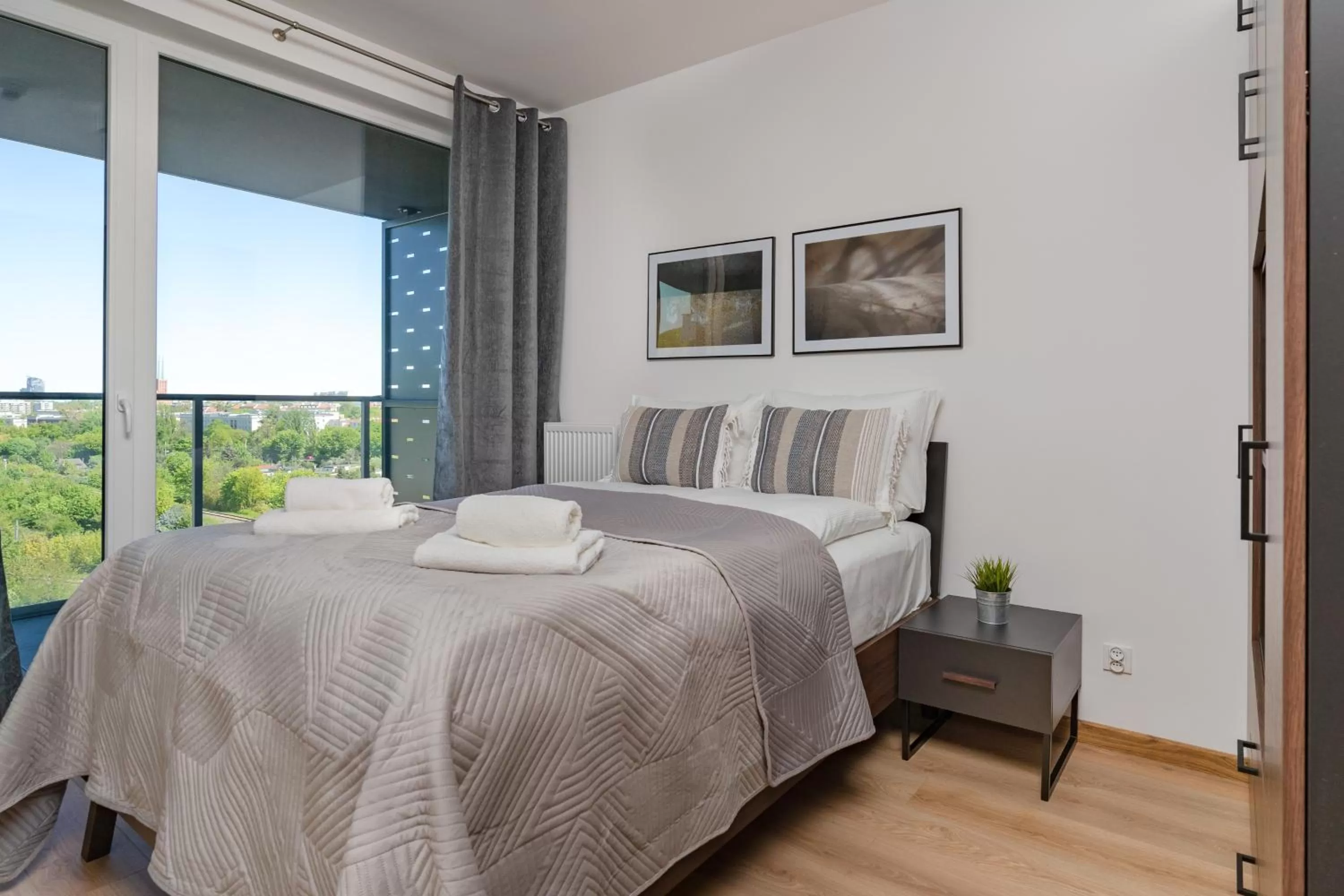 Bed in Symphony Modern Tower Apartamenty