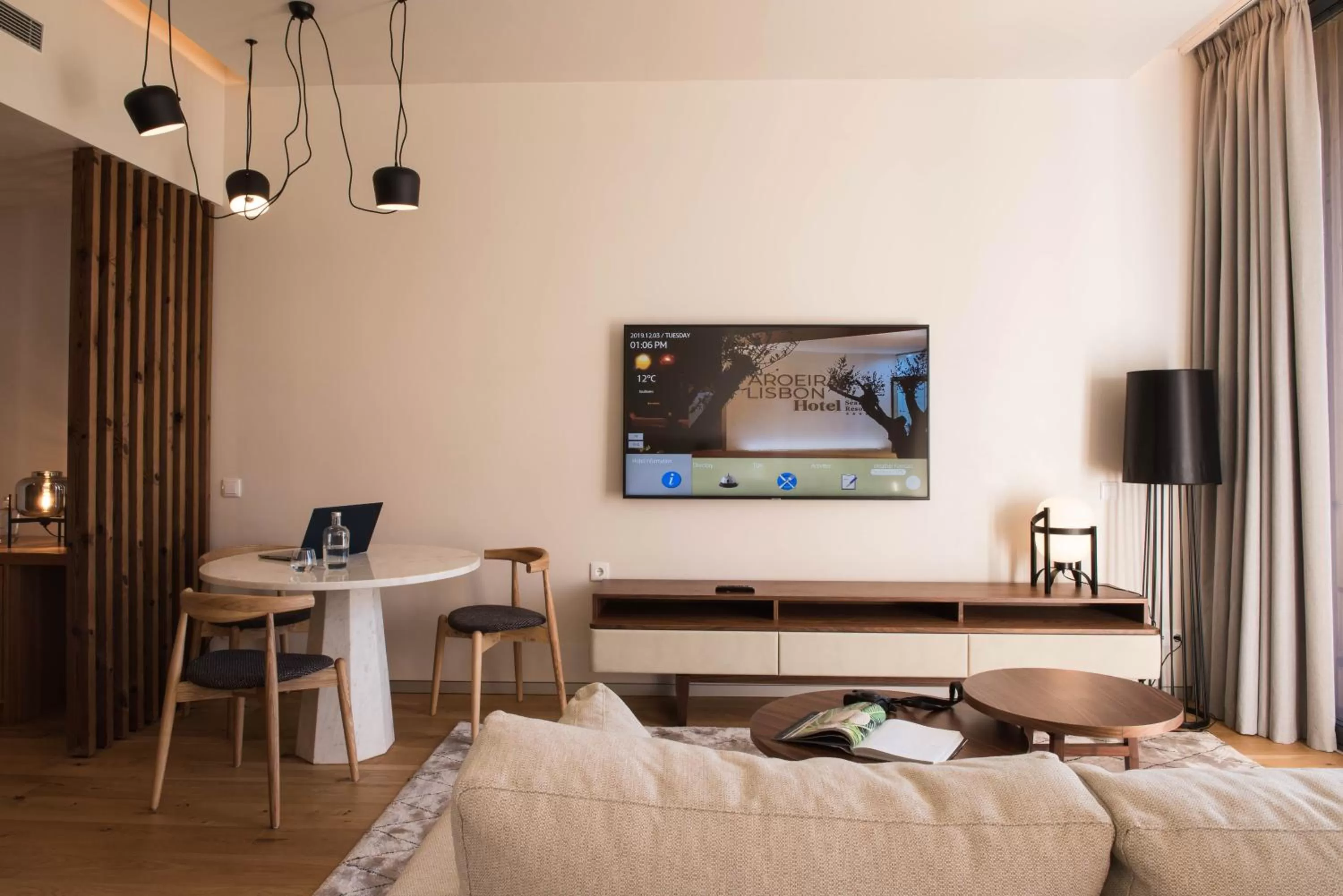 TV and multimedia, Bed in Aroeira Lisbon Hotel - Sea & Golf