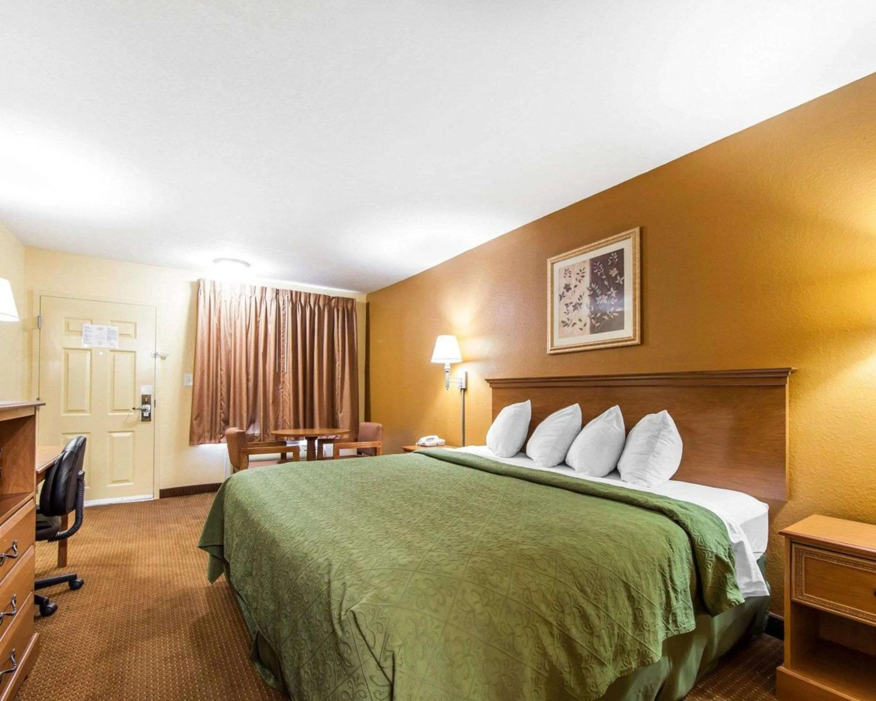 Photo of the whole room, Bed in Quality Inn & Suites Cartersville North