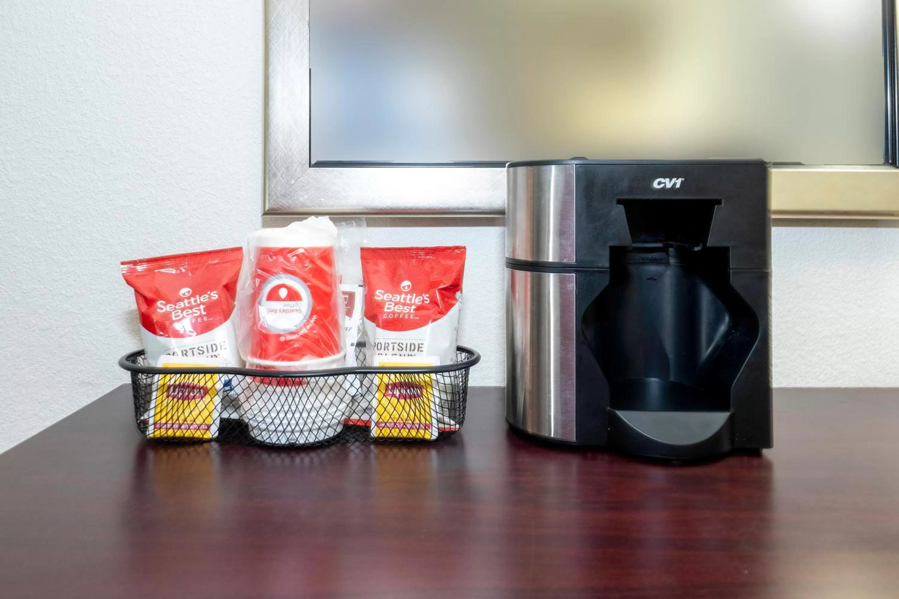 Photo of the whole room in Red Roof PLUS Newark Liberty Airport - Carteret