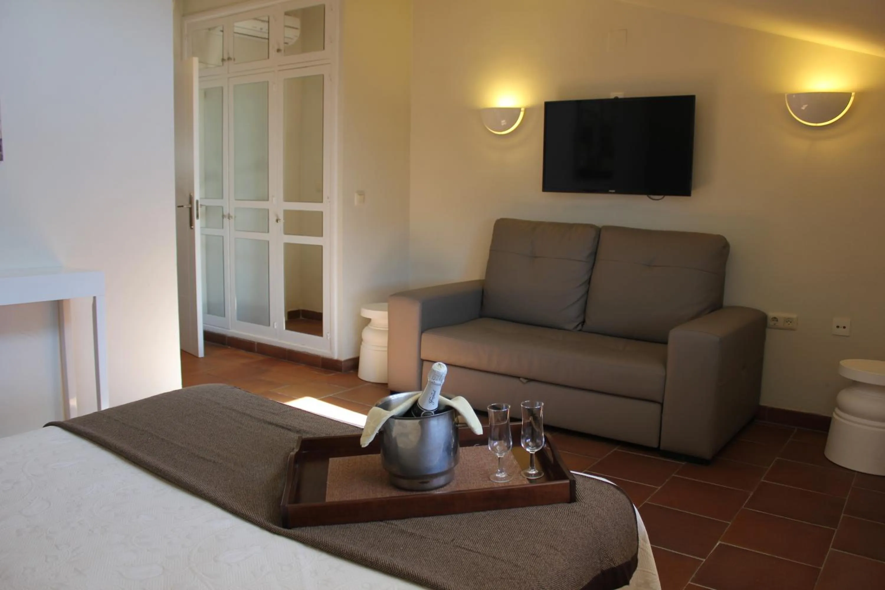 Living room, Bed in Hotel Leonor de Aquitania