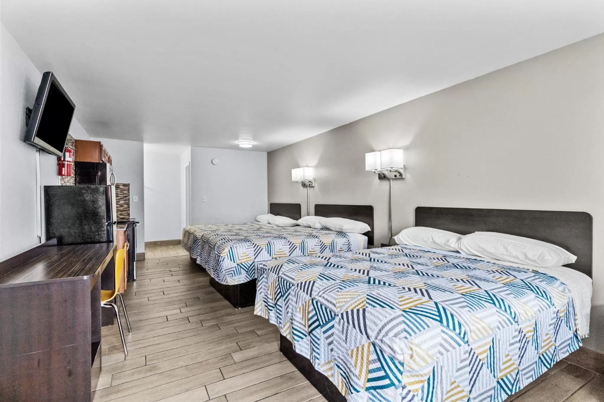 Photo of the whole room, Bed in Studio 6 Wilmington, NC