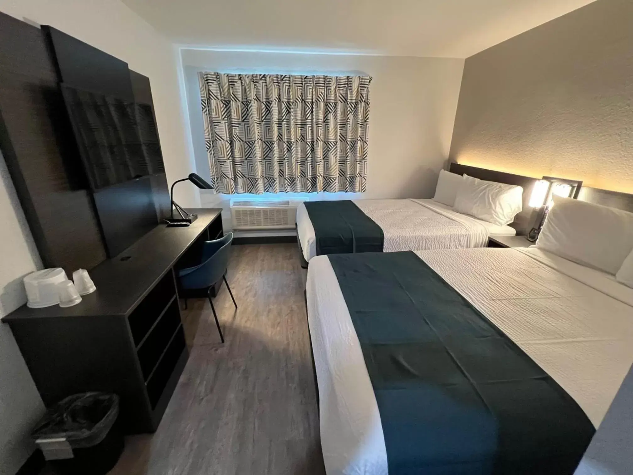 Premium Quadruple Room in Motel 6-Fort Lauderdale, FL Premium Quadruple Room in Motel 6-Fort Lauderdale, FL