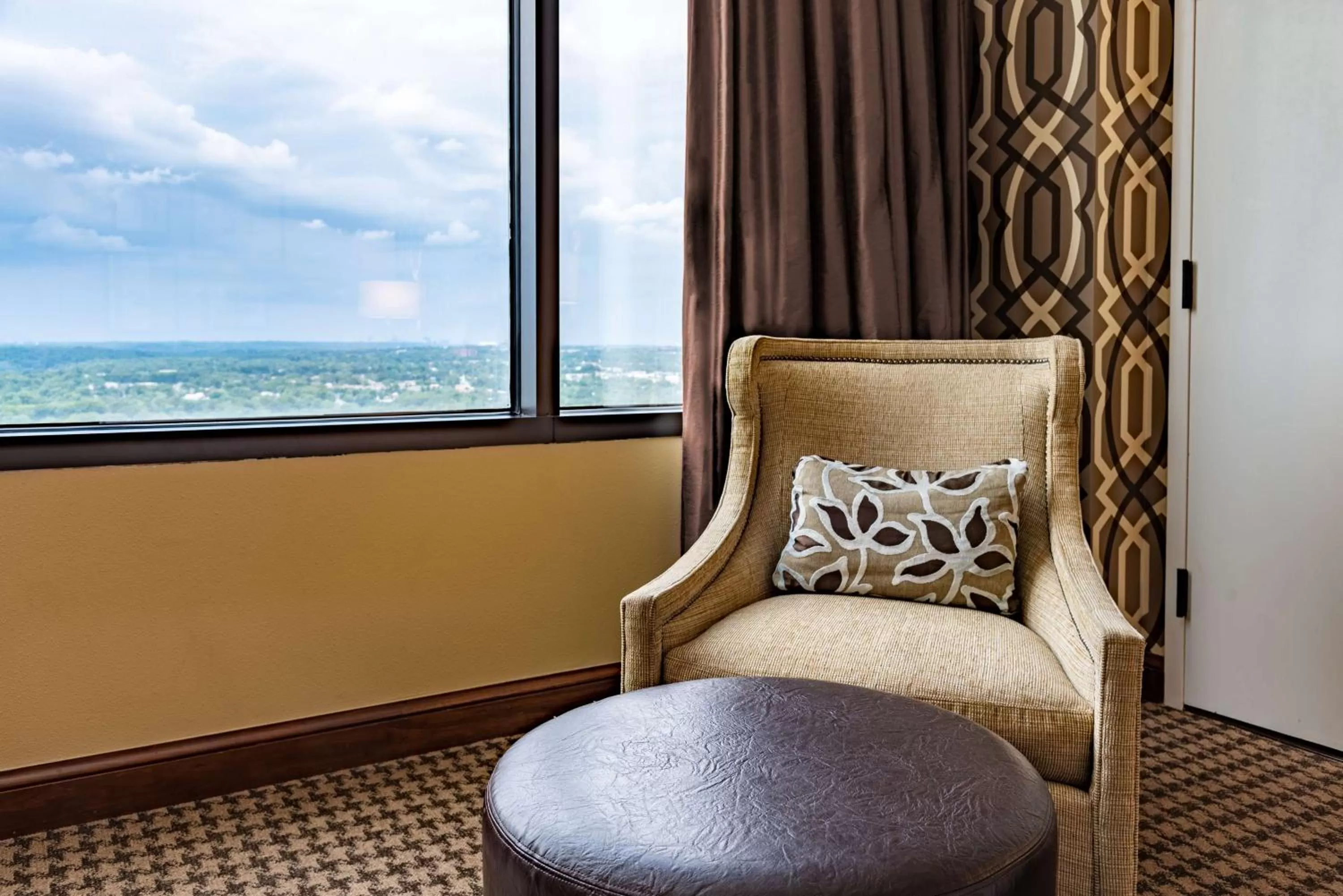 Living room in Hilton Alexandria Mark Center