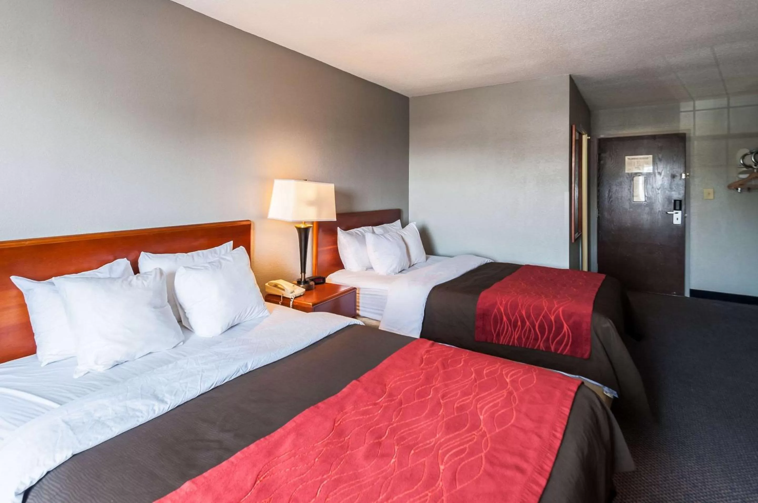 Bed in Quality Inn Solomons - Beacon Marina