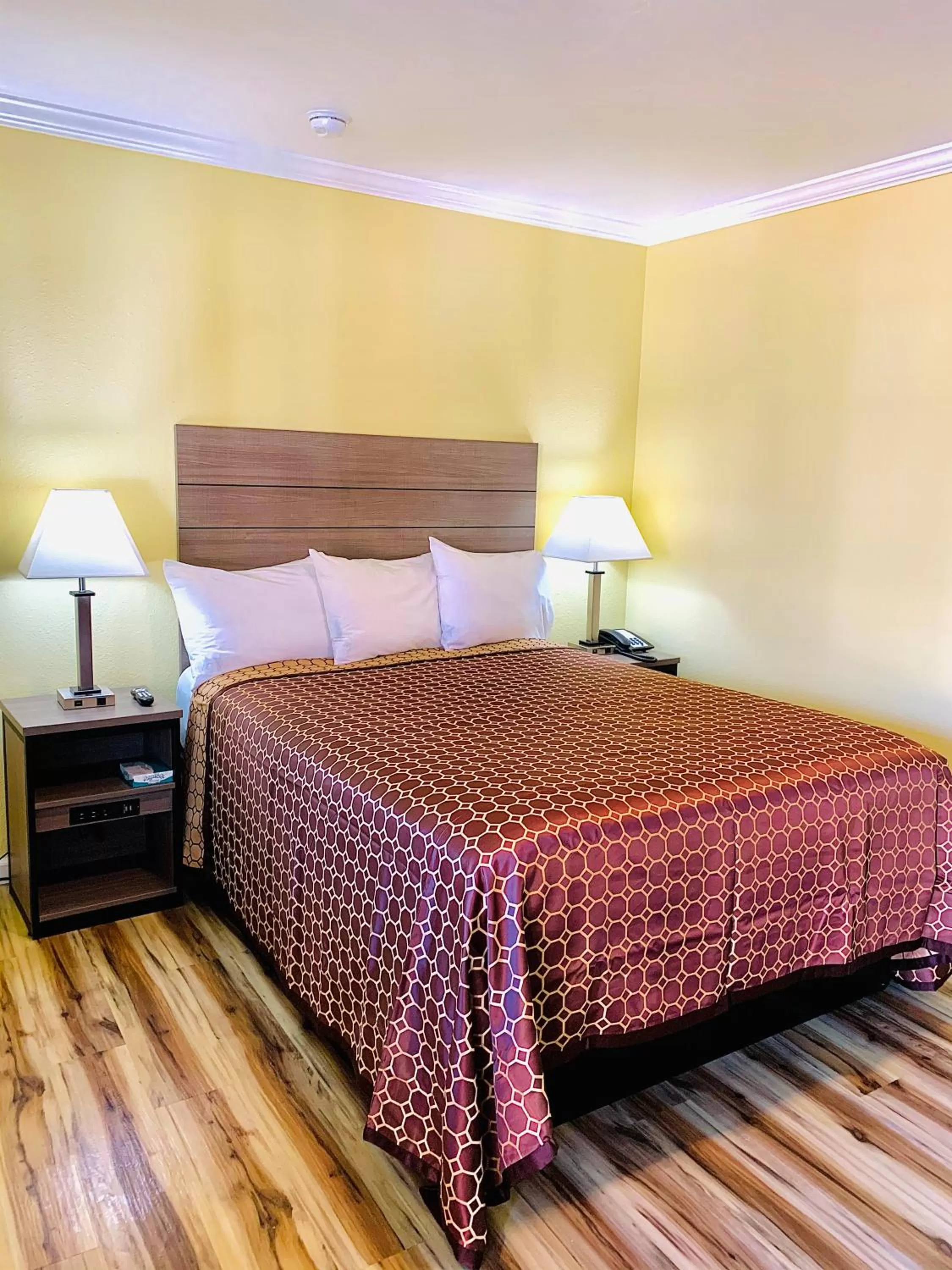 Other, Bed in Central Coast Inn Cayucos