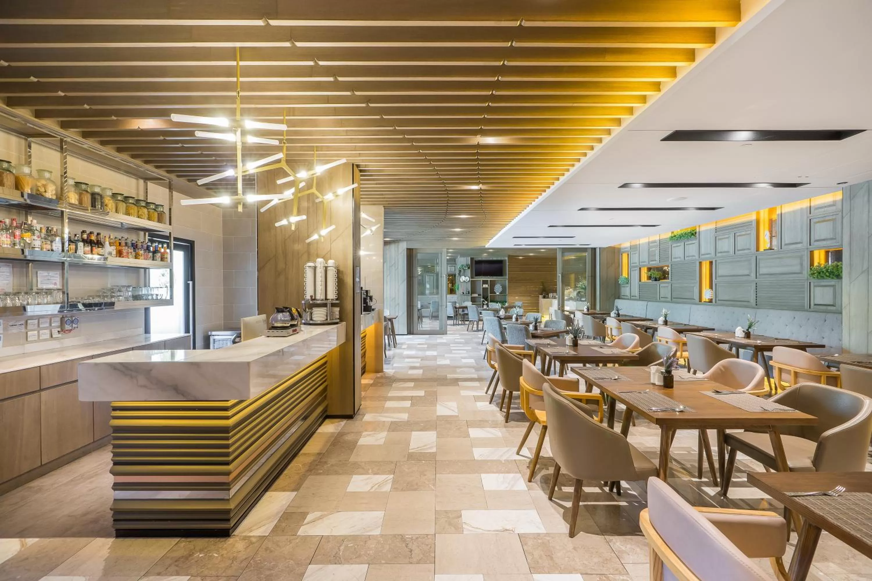 Restaurant/places to eat in Hotel Amber Pattaya