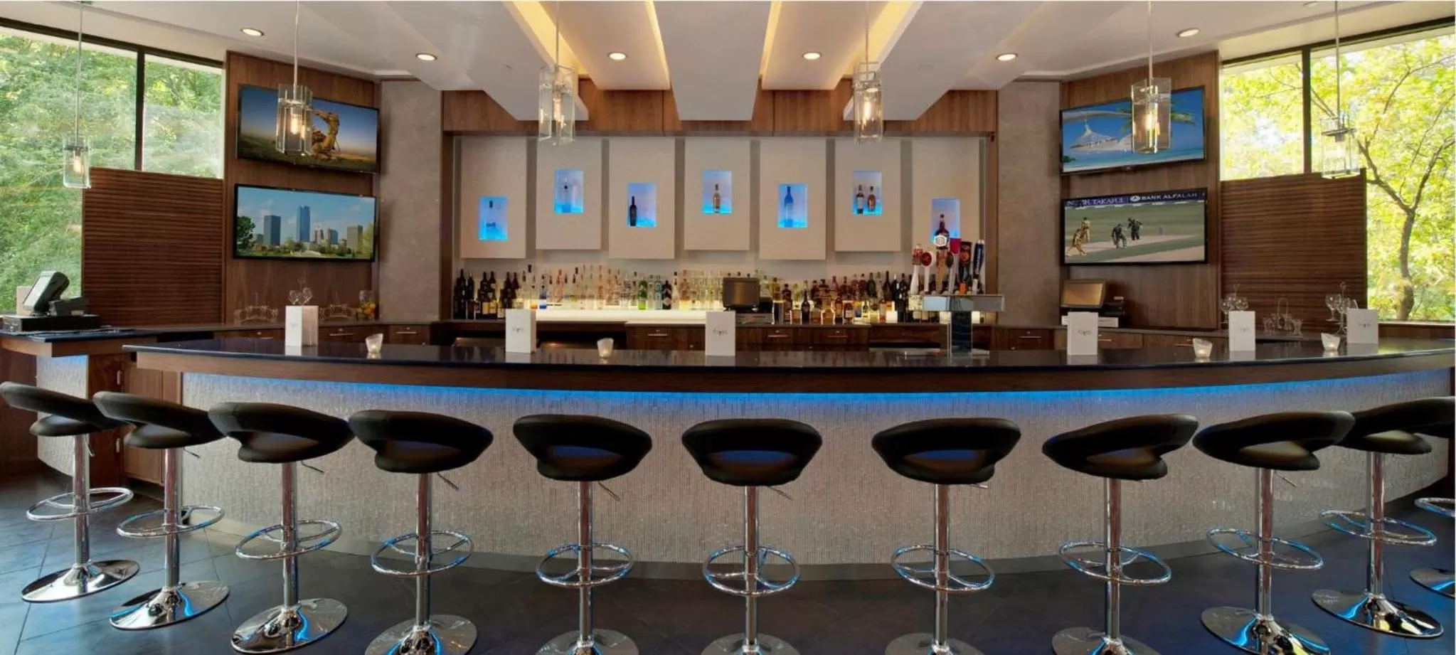 Lounge or bar in Crowne Plaza Princeton - Conference Center by IHG