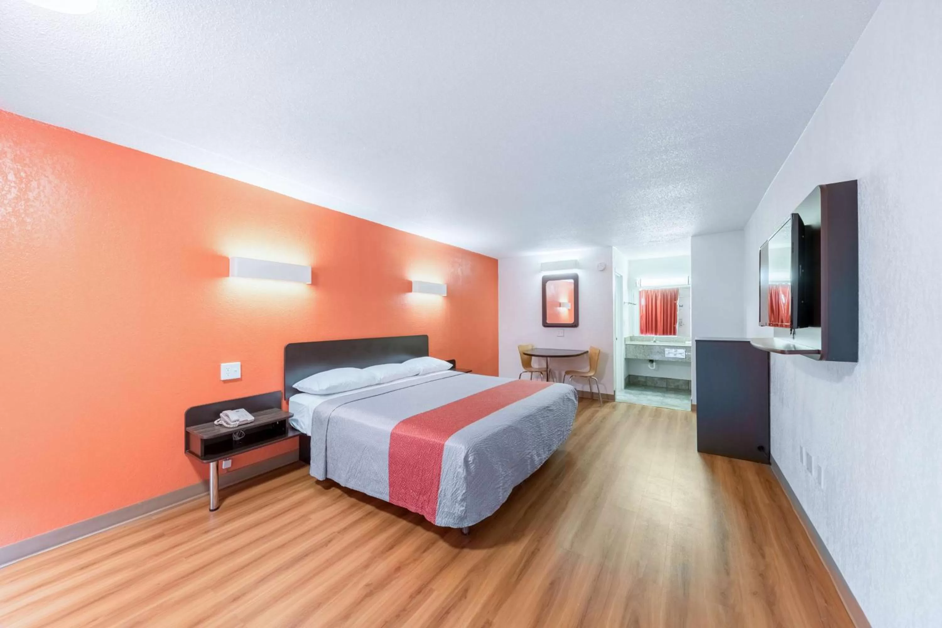 TV and multimedia, Bed in Motel 6-Oklahoma City, OK - Bricktown