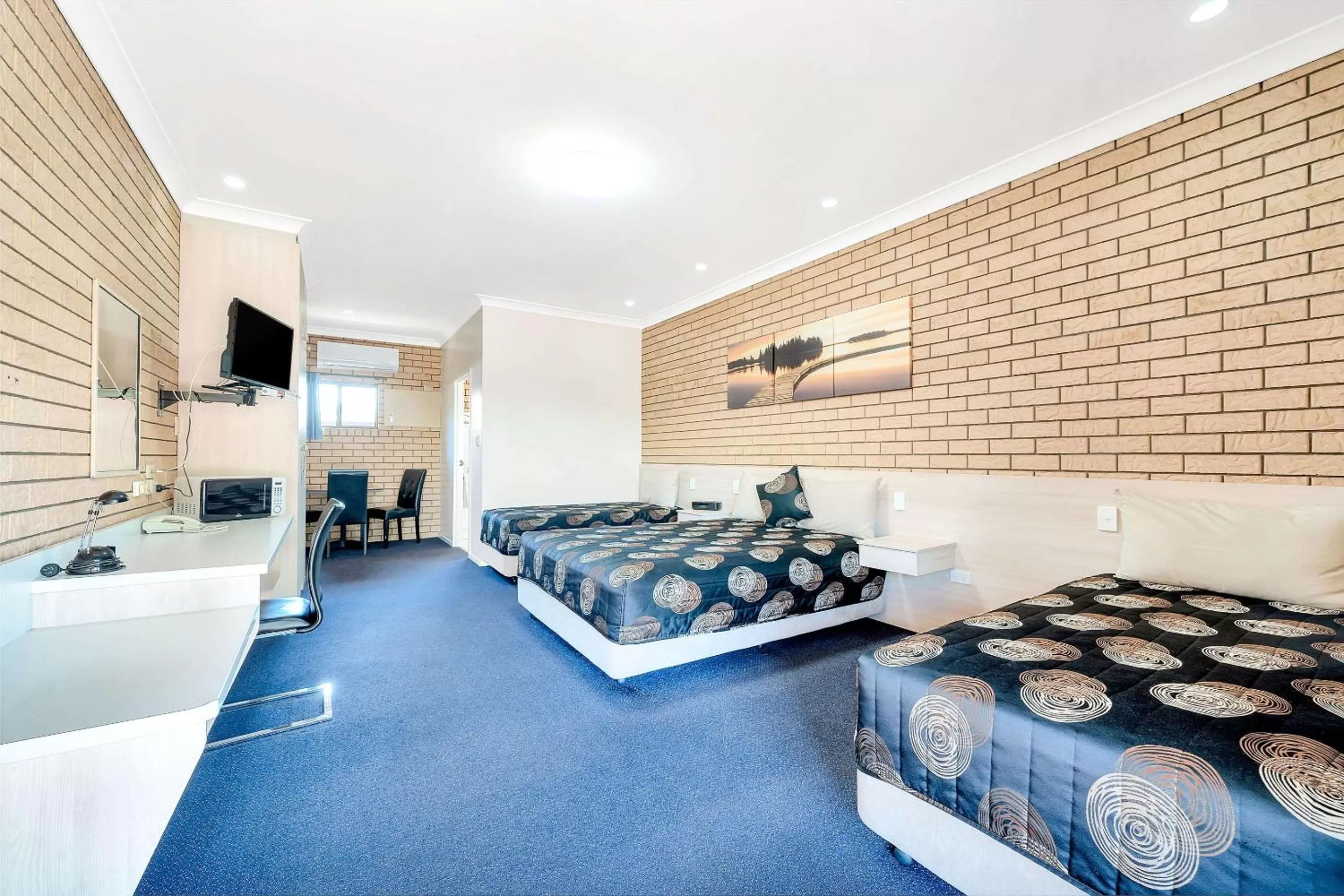 Photo of the whole room, Bed in Warwick Settlers Inn