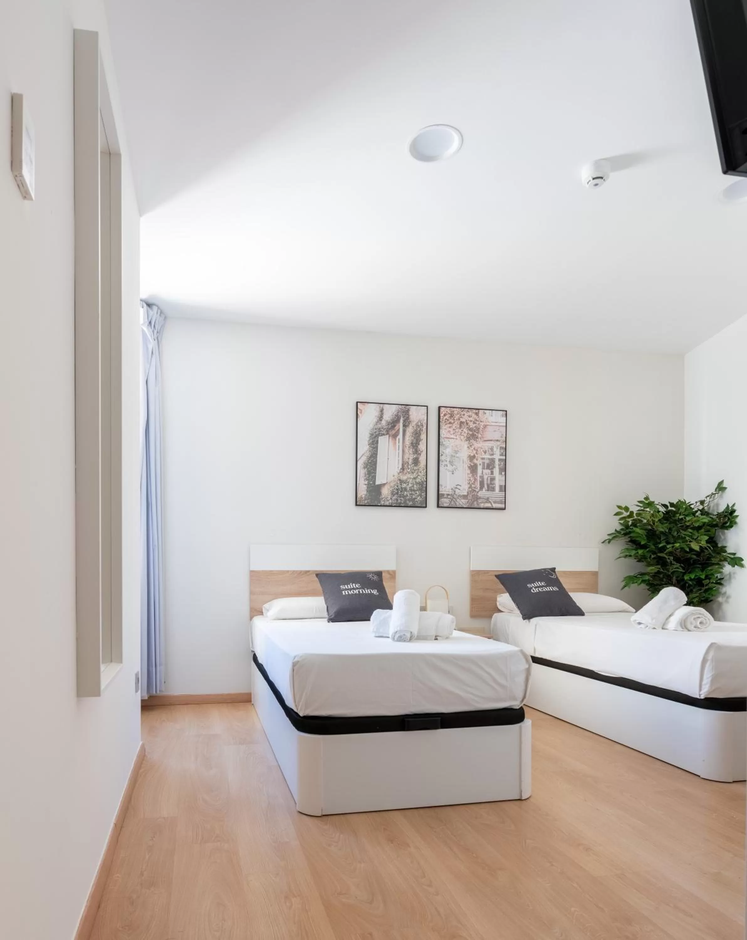 Bed in Limehome Barcelona Carrer de Fontcoberta - Digital Access