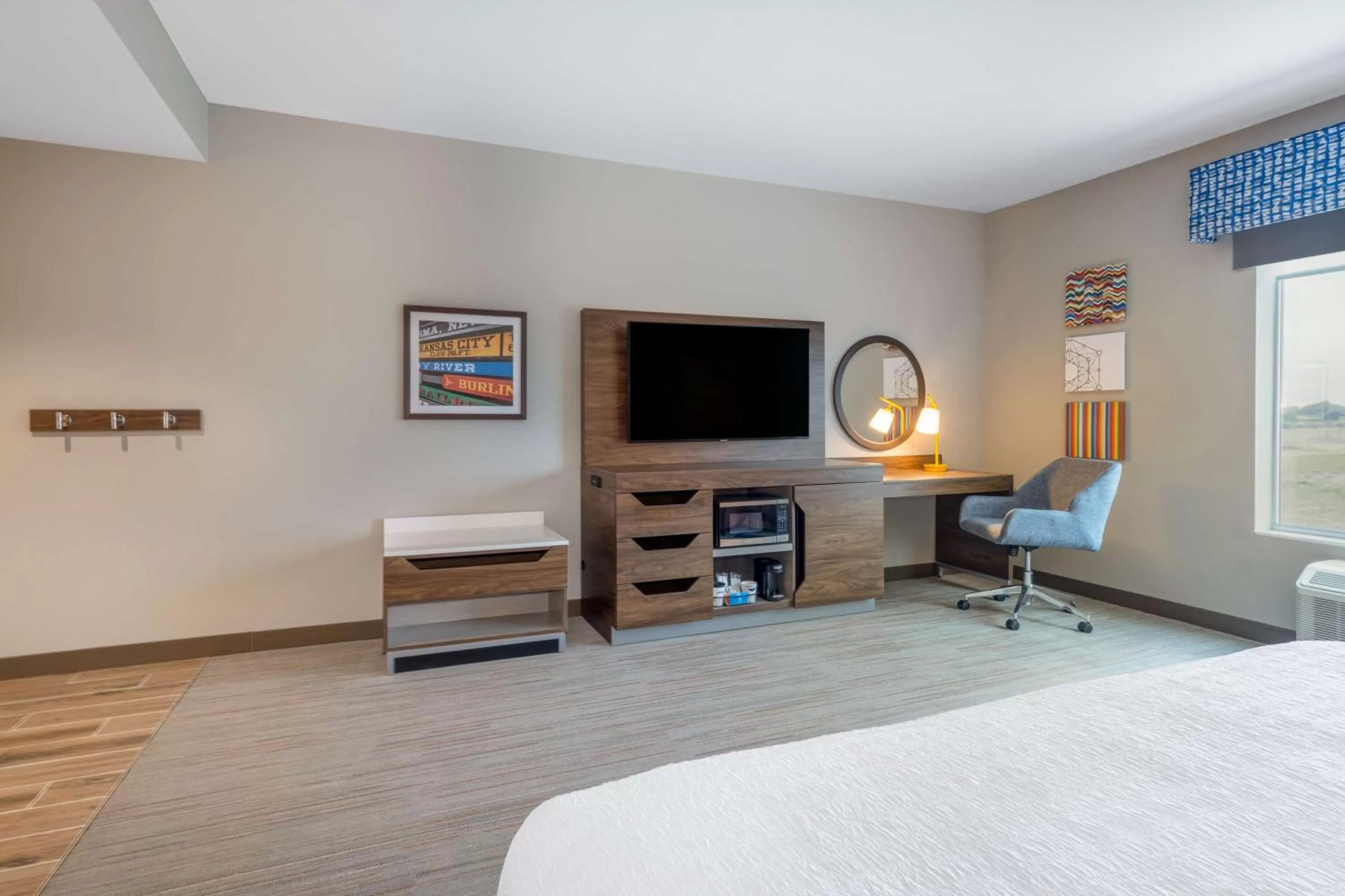 Bedroom, Bed in Hampton Inn Kansas City Southeast, Mo