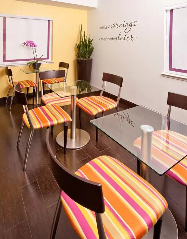 Lounge or bar in Menlo Park Inn