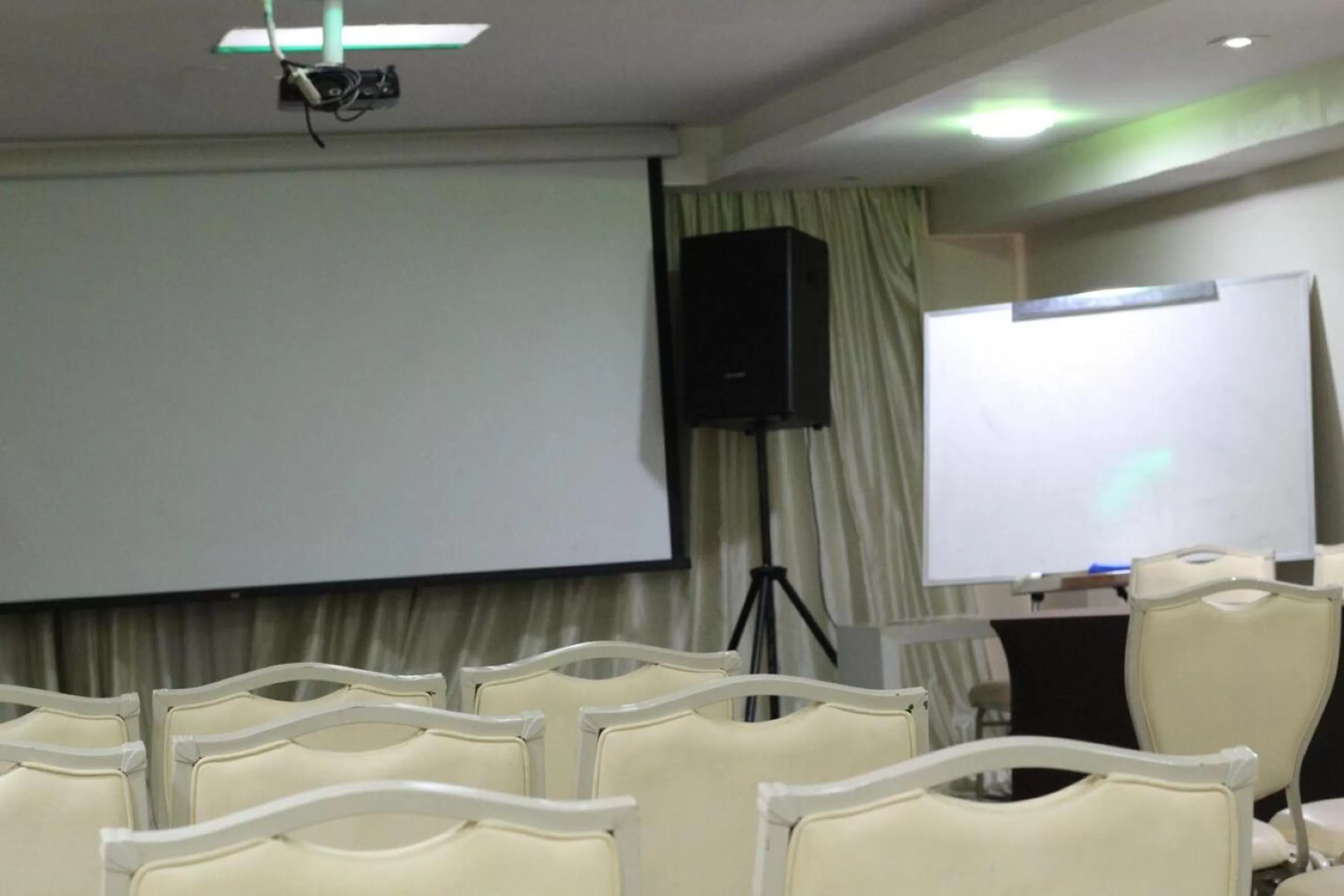 Business facilities in Compacto Hotel