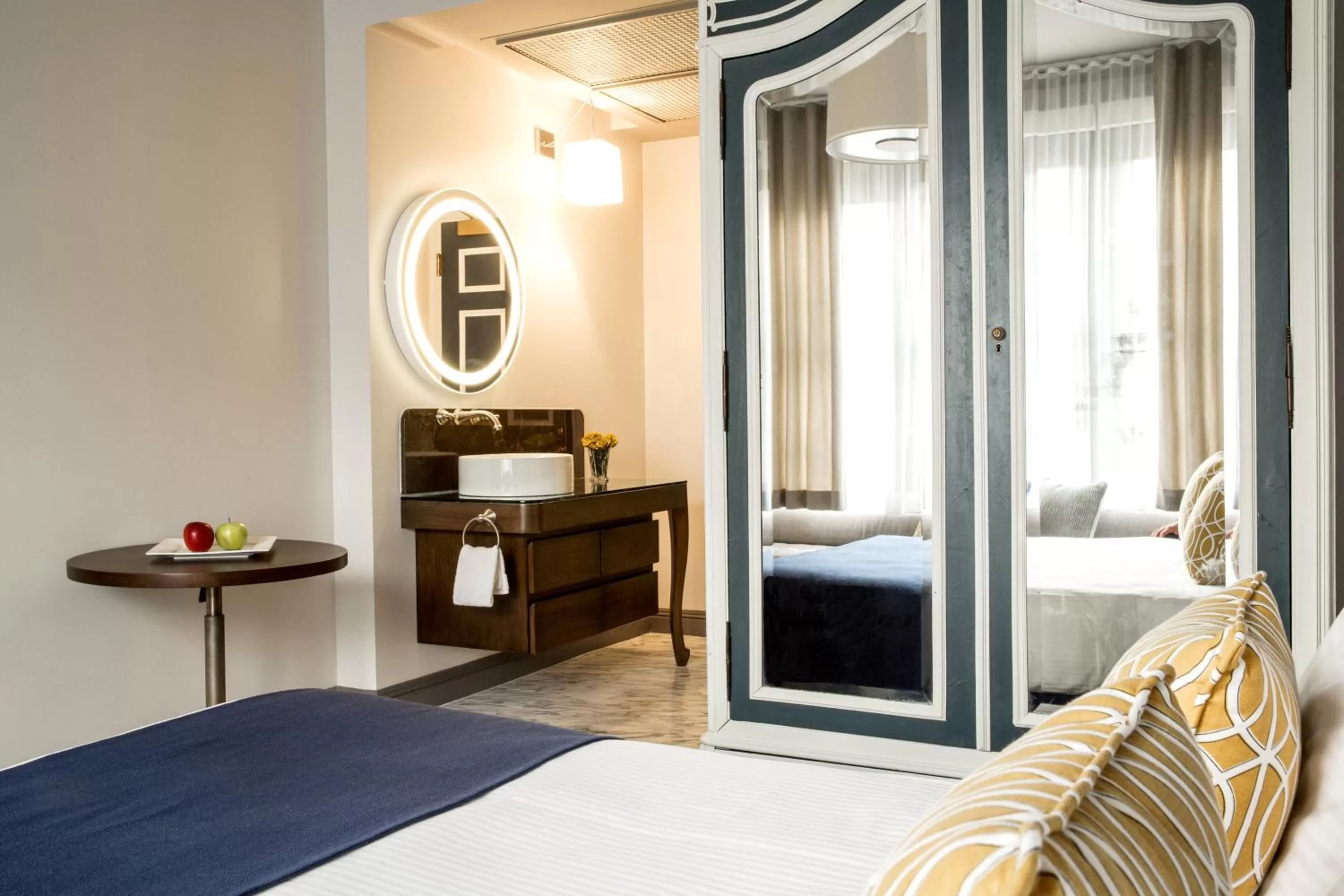 Photo of the whole room, Bed in Warwick San Francisco