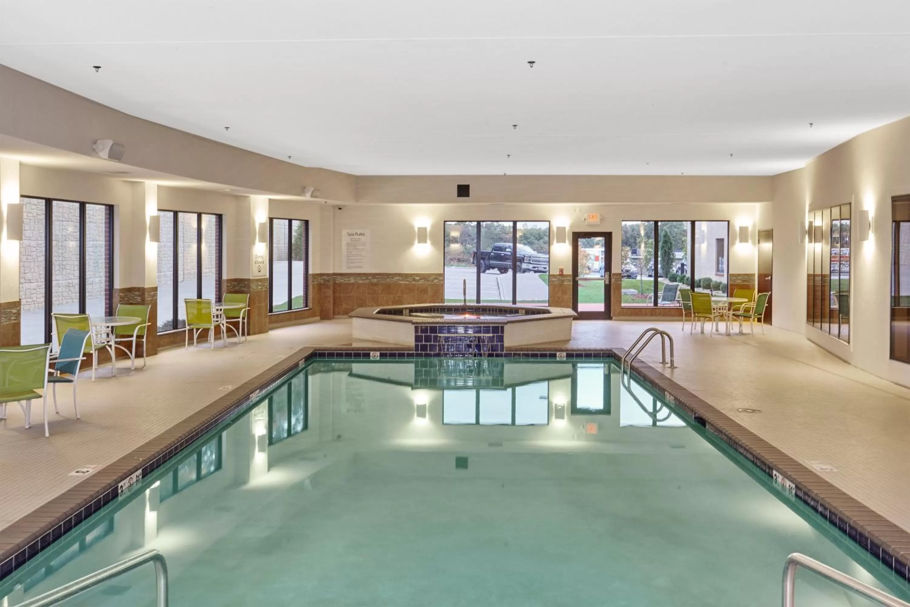 Swimming pool in Holiday Inn Express and Suites Columbia University Area by IHG