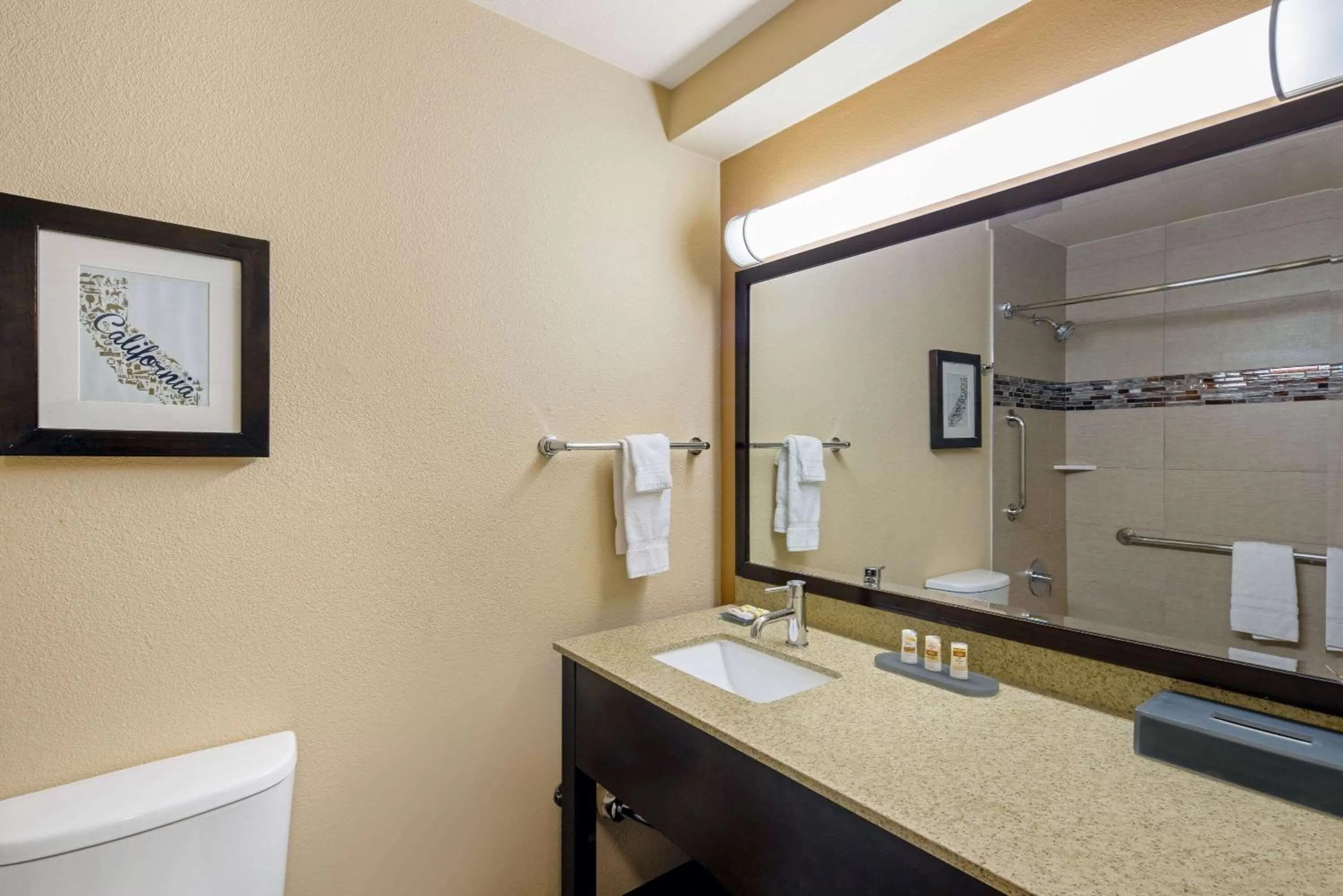 Bathroom in La Quinta Inn by Wyndham Berkeley