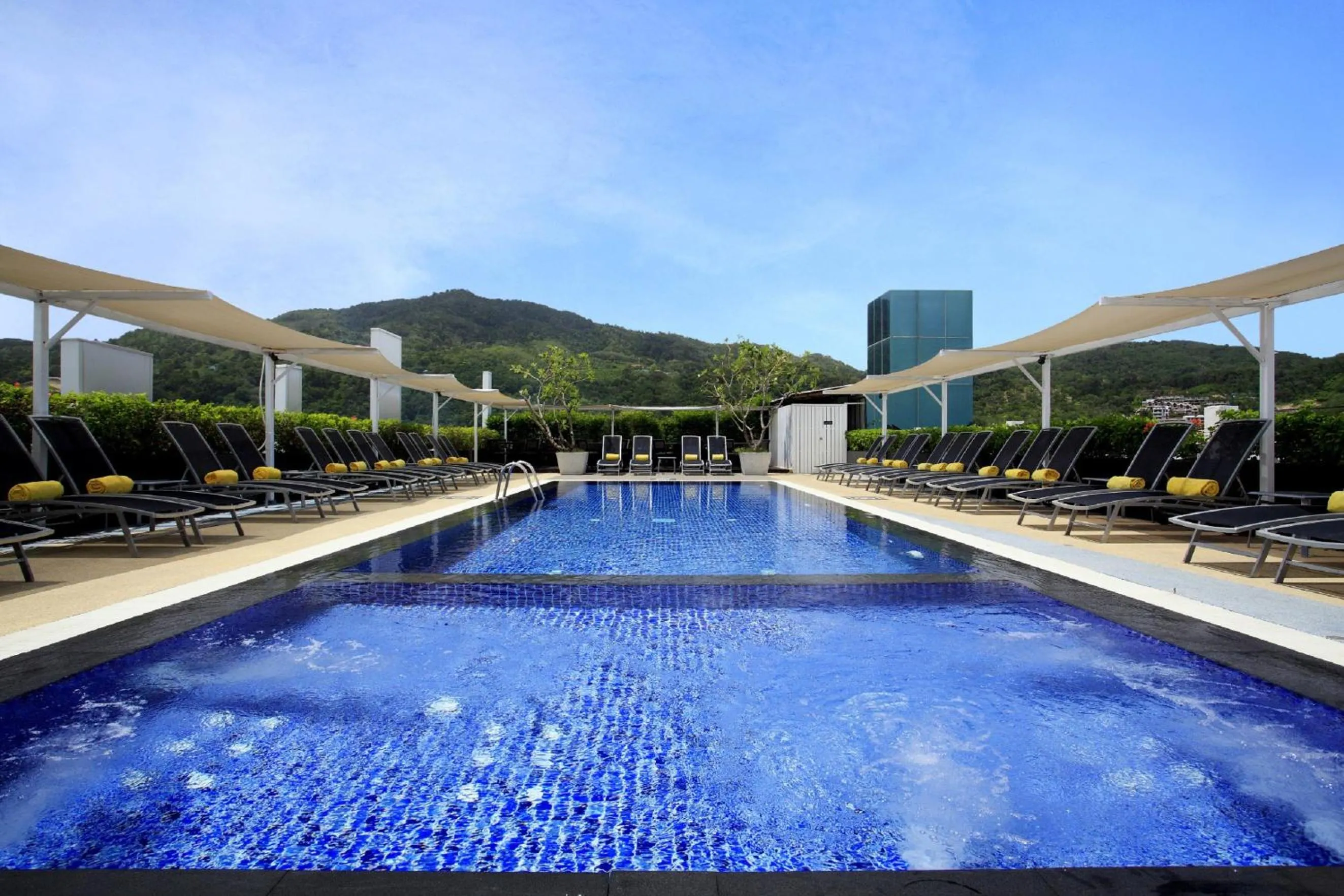 Swimming pool in ASHLEE Hub Hotel Patong